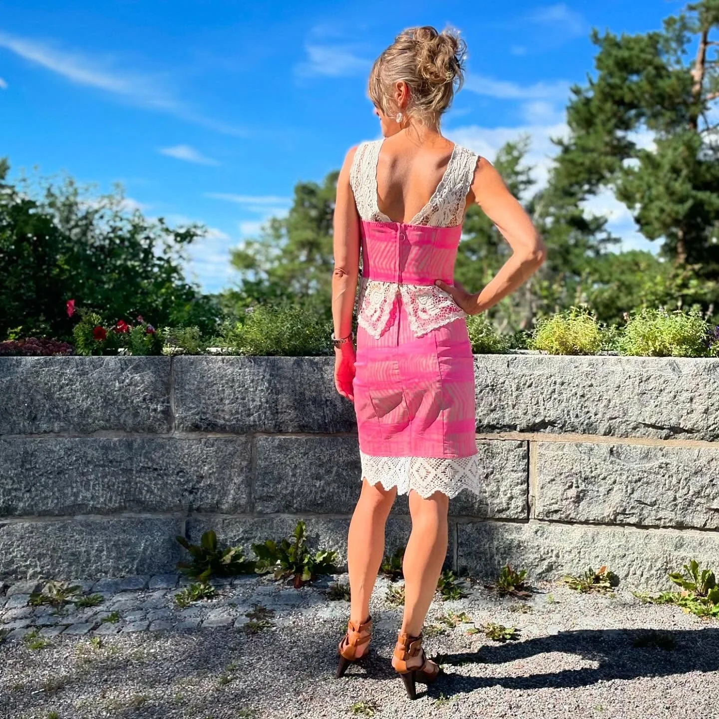 Kroppsfodral blir somrig, spetskl&auml;dd outfit.
Bjuden p&aring; br&ouml;llop och ville ha en &rdquo;ny&rdquo; outfit. Hittade en gammal rosa kl&auml;nning i garderoben. Sv&aring;r att anv&auml;nda d&aring; den var en aning tajt, midjan satt f&ouml;