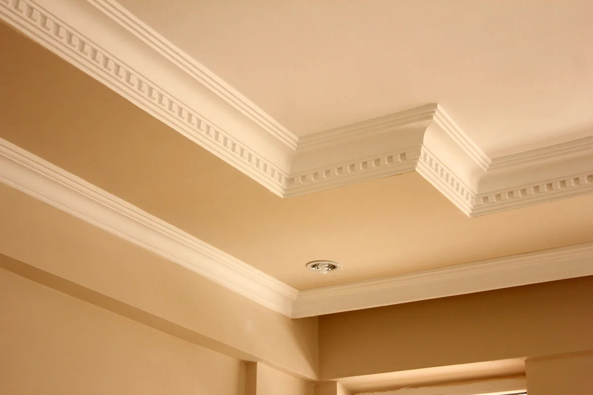 широкие потолочные плинтуса в интерьере с низкими потолками
