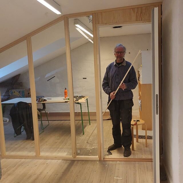 V&aring;rat kontor f&aring;r nytt m&ouml;tesrum. Christer snickrar.