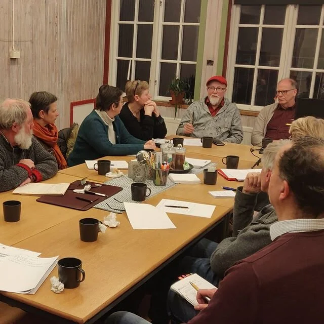Landsbygds byggande m&ouml;te i med utvecklingsbolaget i &Ouml;stergarn p&aring; Gotland. Nils ber&auml;ttar om byggemenskaper i Sverige.