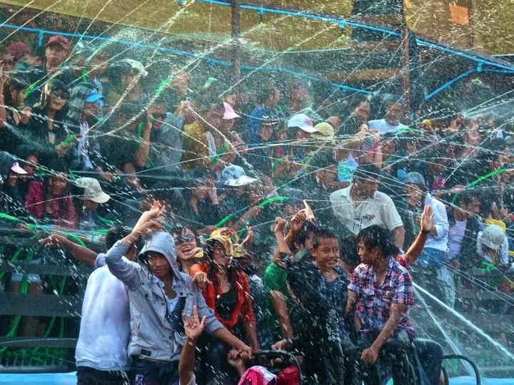 110014-7043811-7_burma_myanmar_thingyan_celebration_in_yangon.jpg