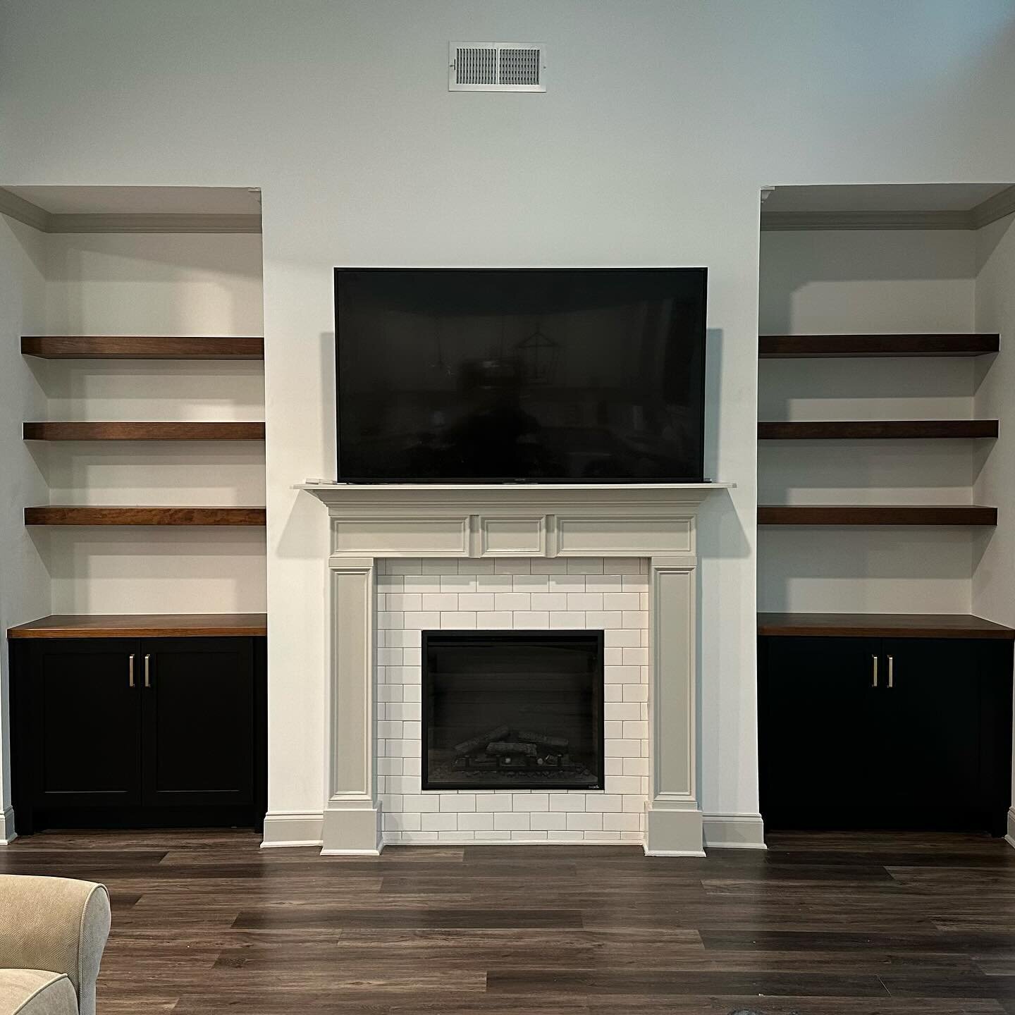 Black cabinets, brass hardware, stained cherry tops and floating shelves are all that was needed to make this living room complete ✅
&bull;
Dead space areas like this are all over homes. A simple base cabinet and shelves creates a ton of storage and 