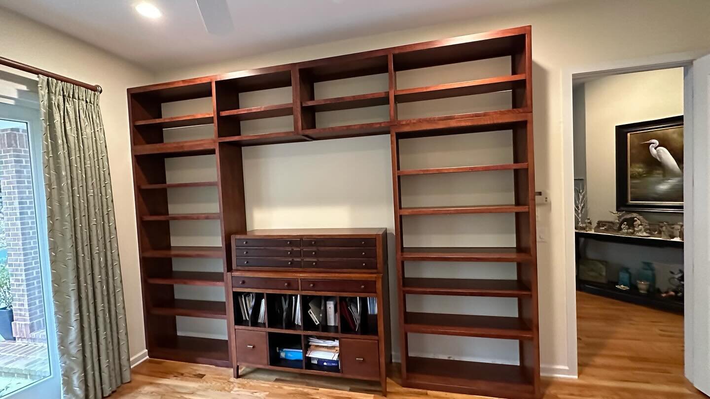 When you are an avid reader and have hundreds of books, giant book cases and built in cabinets are must 👌👌
&bull;
Stained maple cabinets with open backs to help balance the lighting in the home. Normally bookcases are built with plywood backs, but 