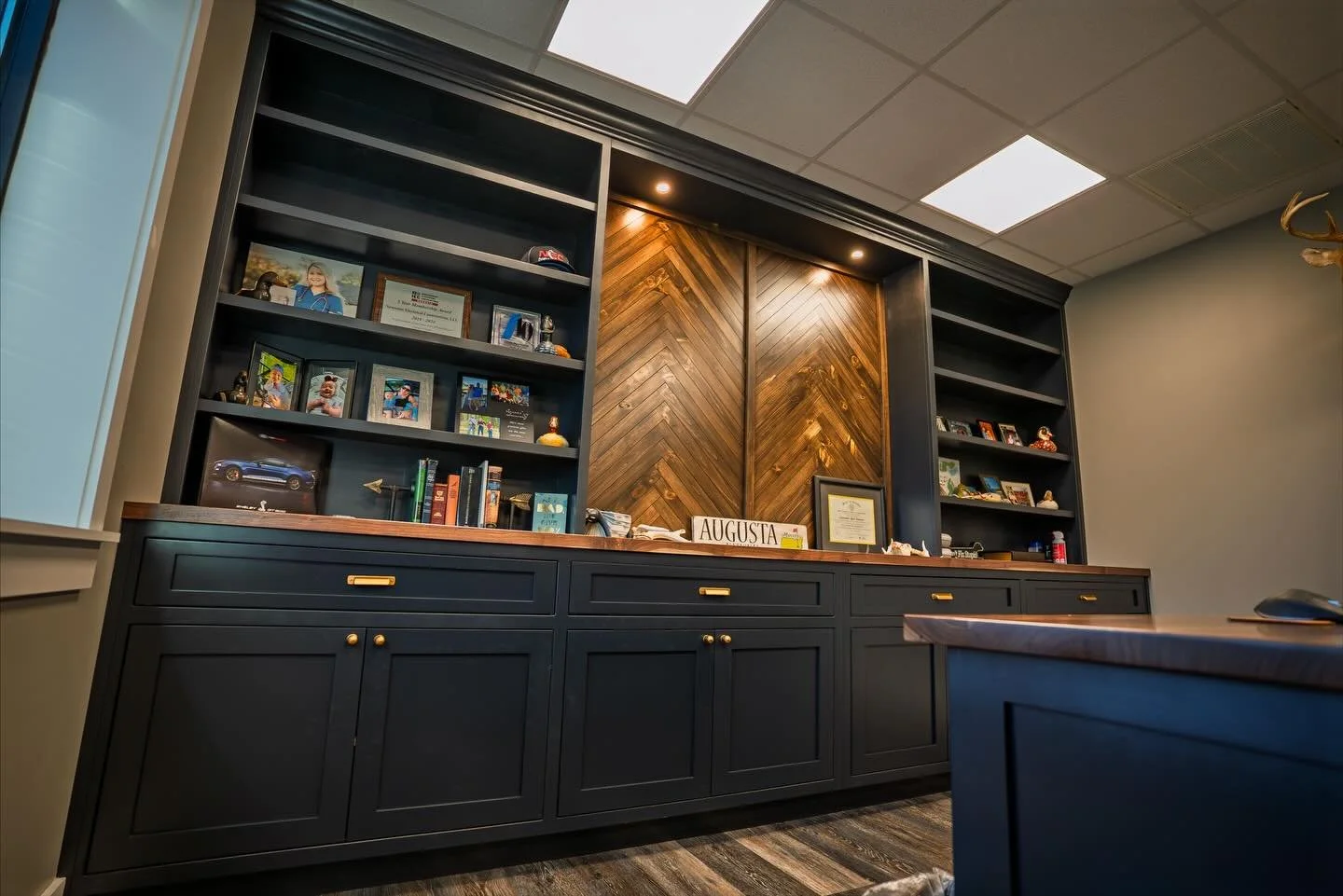 CEO office vibes
&bull;
Benjamin Moore Soot Cabinets
Dovetailed Maple Drawers
Stained Herring Bone paneling
Walnut countertops
Display Lighting