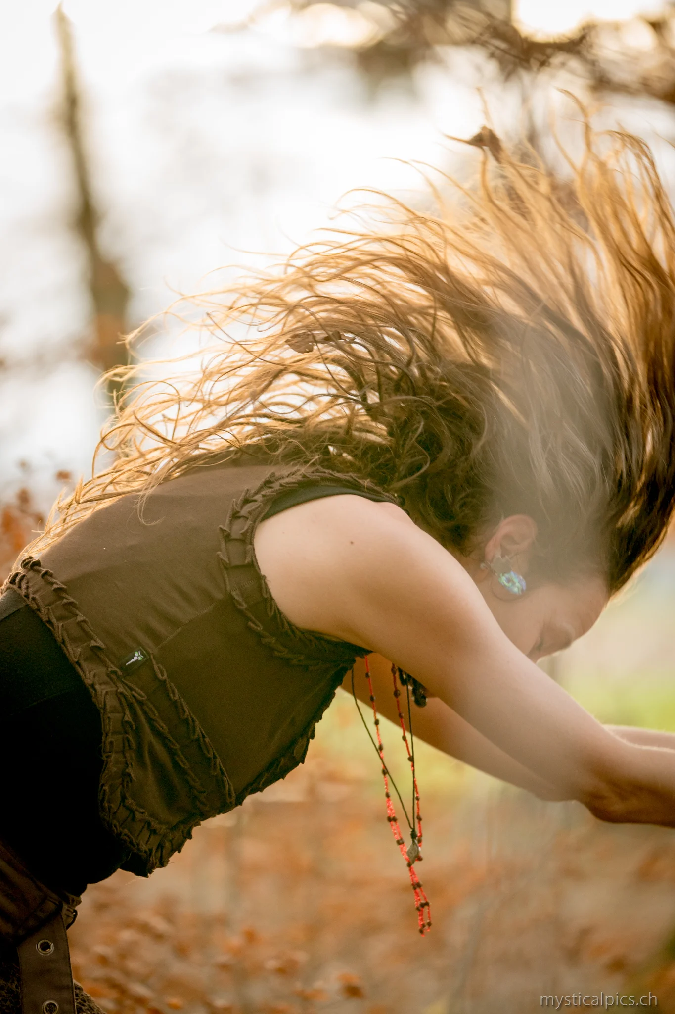  Sweat Your Prayer®  Das Schönste an den 5Rhythmen finde ich, dass trotz - oder gerade wegen - der Routine mein Körper einerseits immer vertrauter mit den Strukturen wurde, und deswegen mit der Zeit eine Tiefe sich eröffnet hat, die meinem Tanz immer