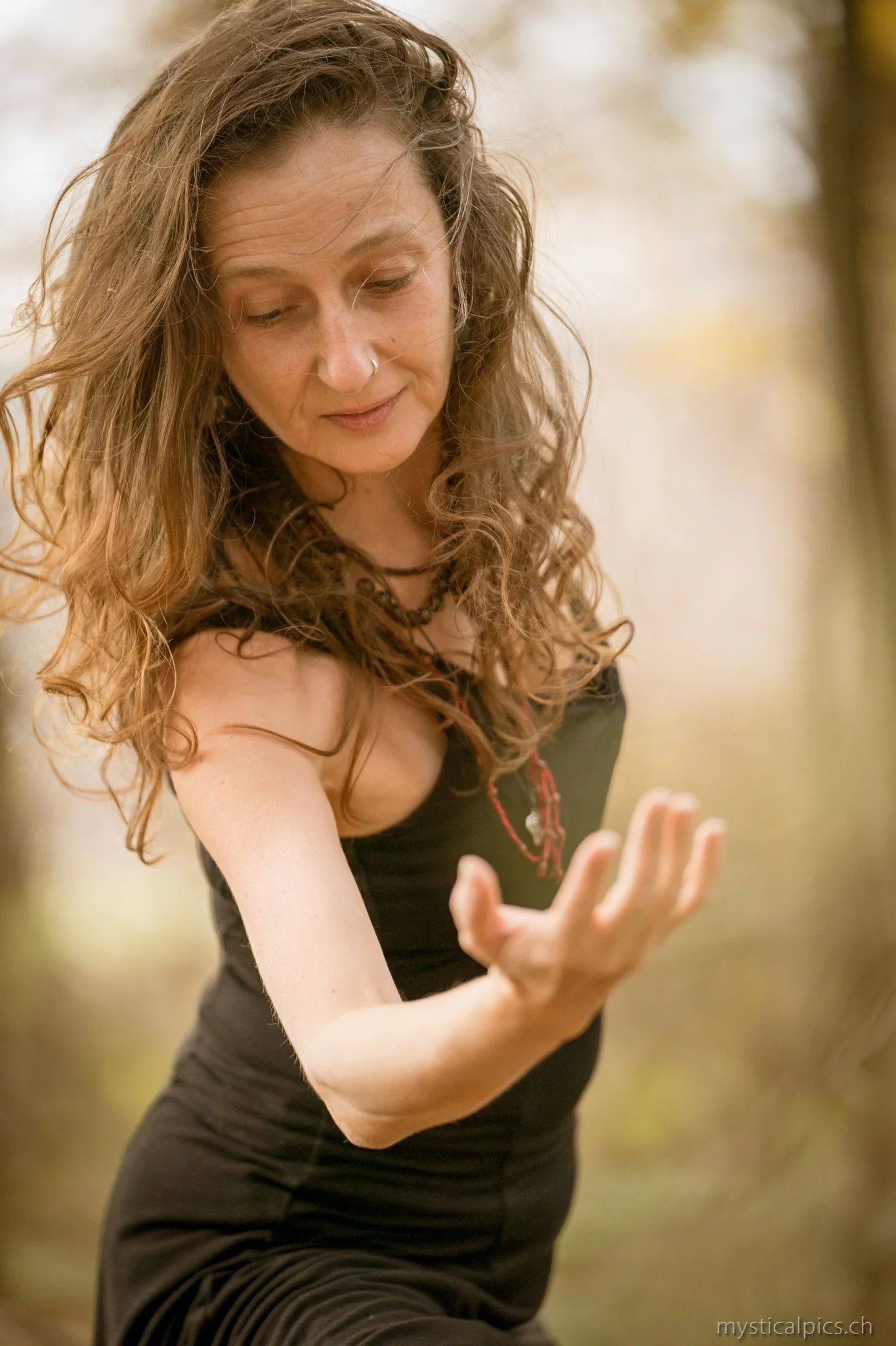  Die 5Rhythmen®Medizin Mandala ist eine kraftvolle Bewegungsmeditation. Jeder Rhythmus wird von den Tanzenden auf eine einzigartige persönliche Weise interpretiert und eröffnet ihnen ein neues Gefühl von Freiheit und Möglichkeit, das sowohl überrasch