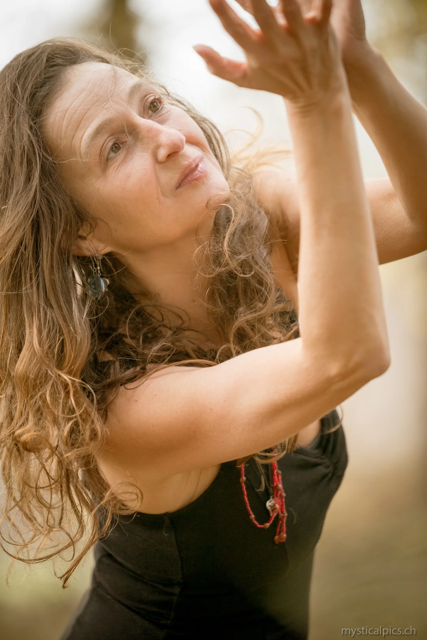  „Through dance i’ve journeyed through my body into my heart, past my mind into another dimension of existence, a dimension i call ecstasy, total communion with the spirit.“  Gabrielle Roth 