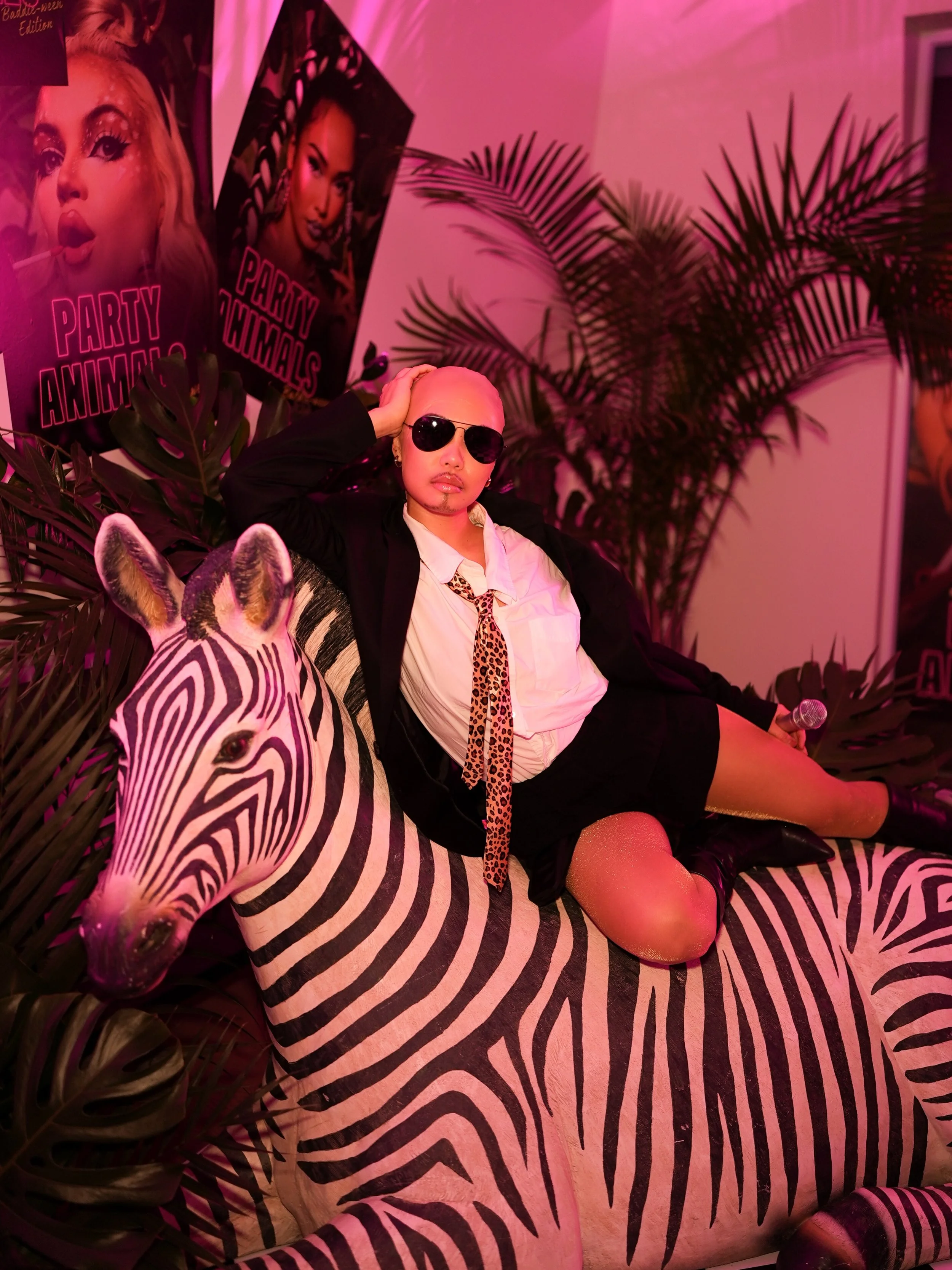 Amber rose aka Howie Mandel aka Mr. Worldwide aka Pitbull reporting for Halloween duty 🫡🌎🎤🎵

 @nyxcosmetics_canada @macintyrecom 

#halloweencostumeideas #halloweeninspo #nyxcosmeticscanada #pitbullcostume #dragkings