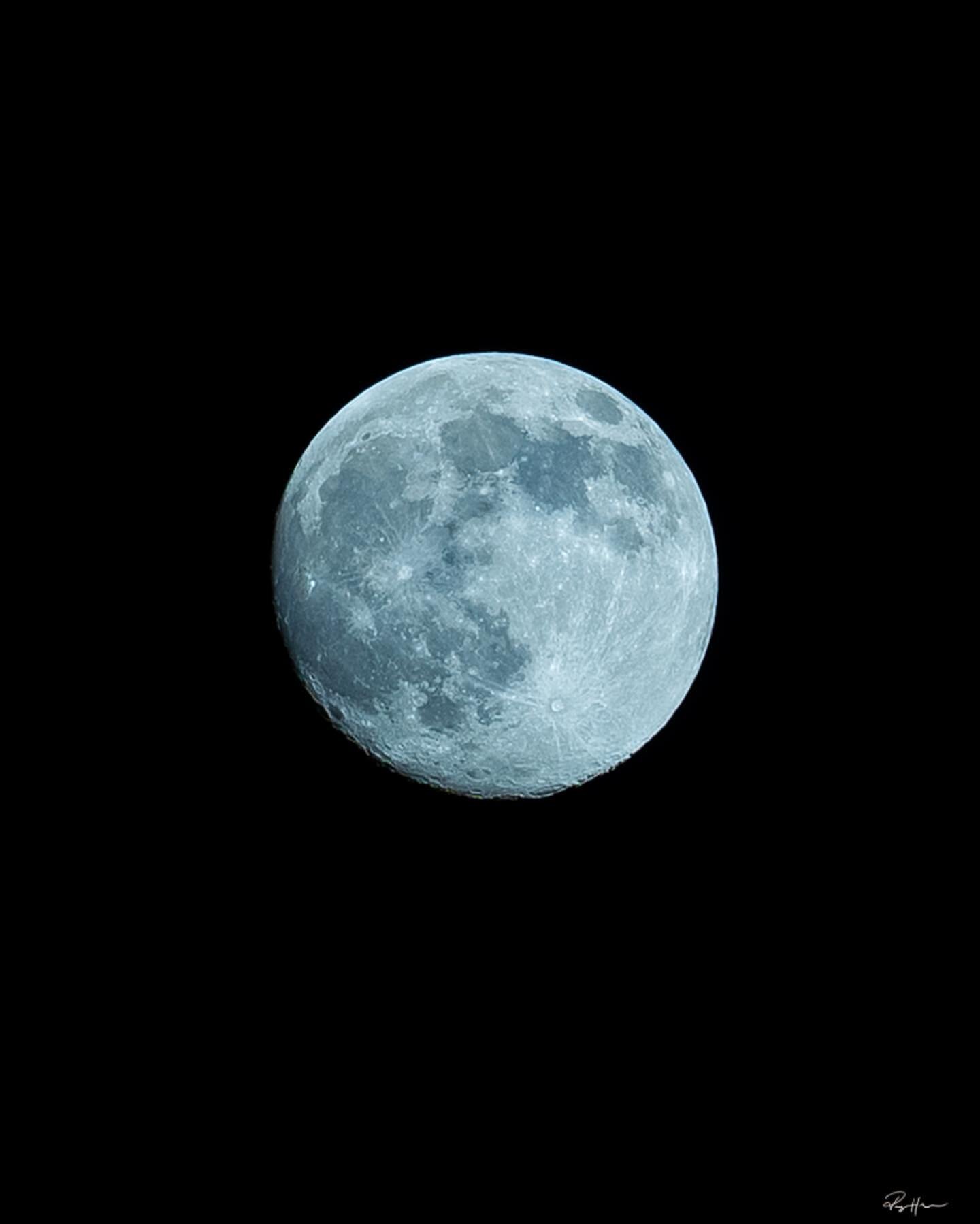 I just had to shoot some photos of the supermoon last night from my porch... I need to try a bigger lens next time. Would be fun testing a 800mm lens for this. The moon never stops to fascinate me, so cool to see all the craters and details. 

www.ro