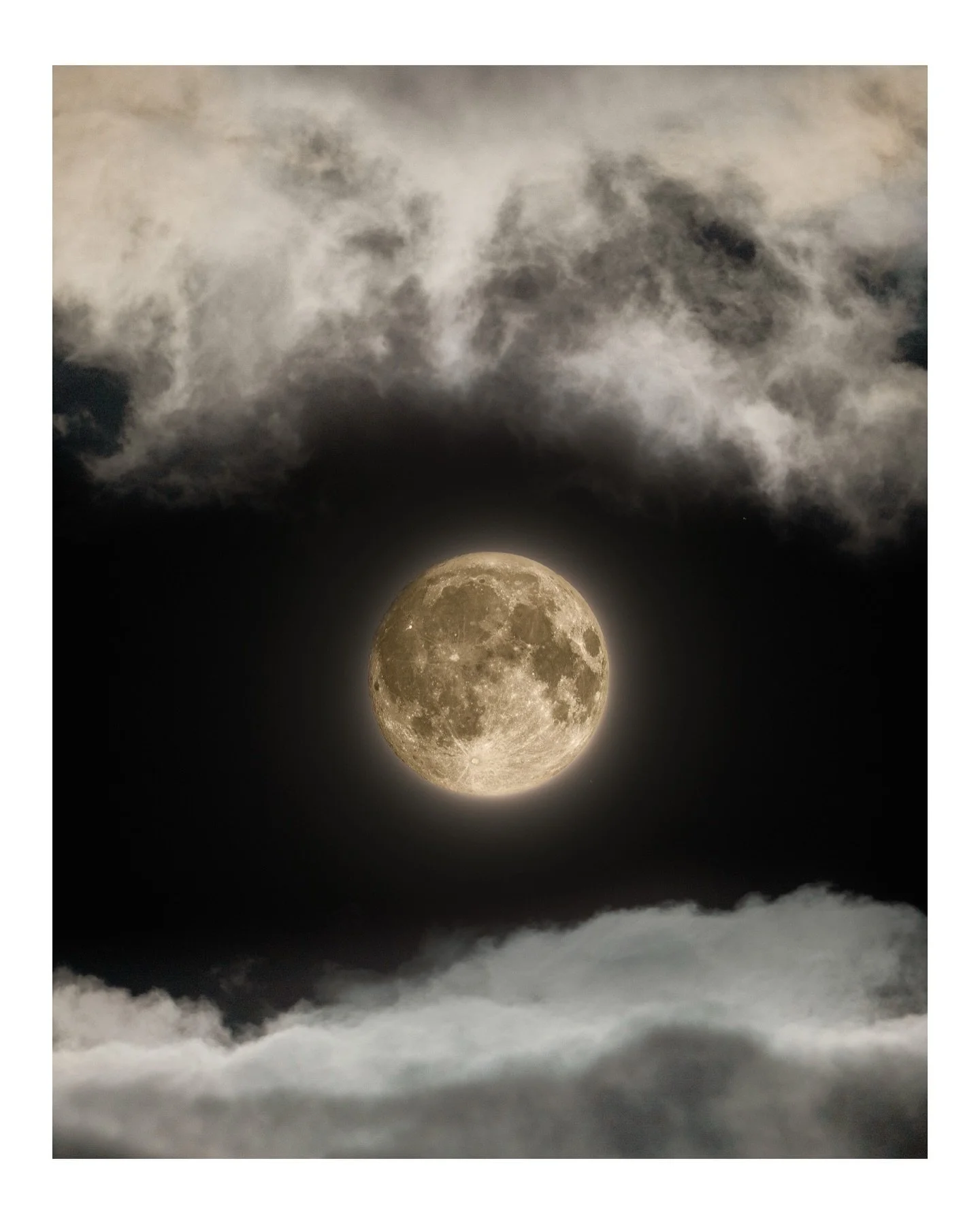 The moon, Photographed the night before Bloodmoon. There is already a slight hint of warm color to be seen. 

#elementsphotomag #nomadict #themoon #m&aring;nen #moon #bloodmoon #fineartfoto #bealpha #focusnordic @sonyalpha