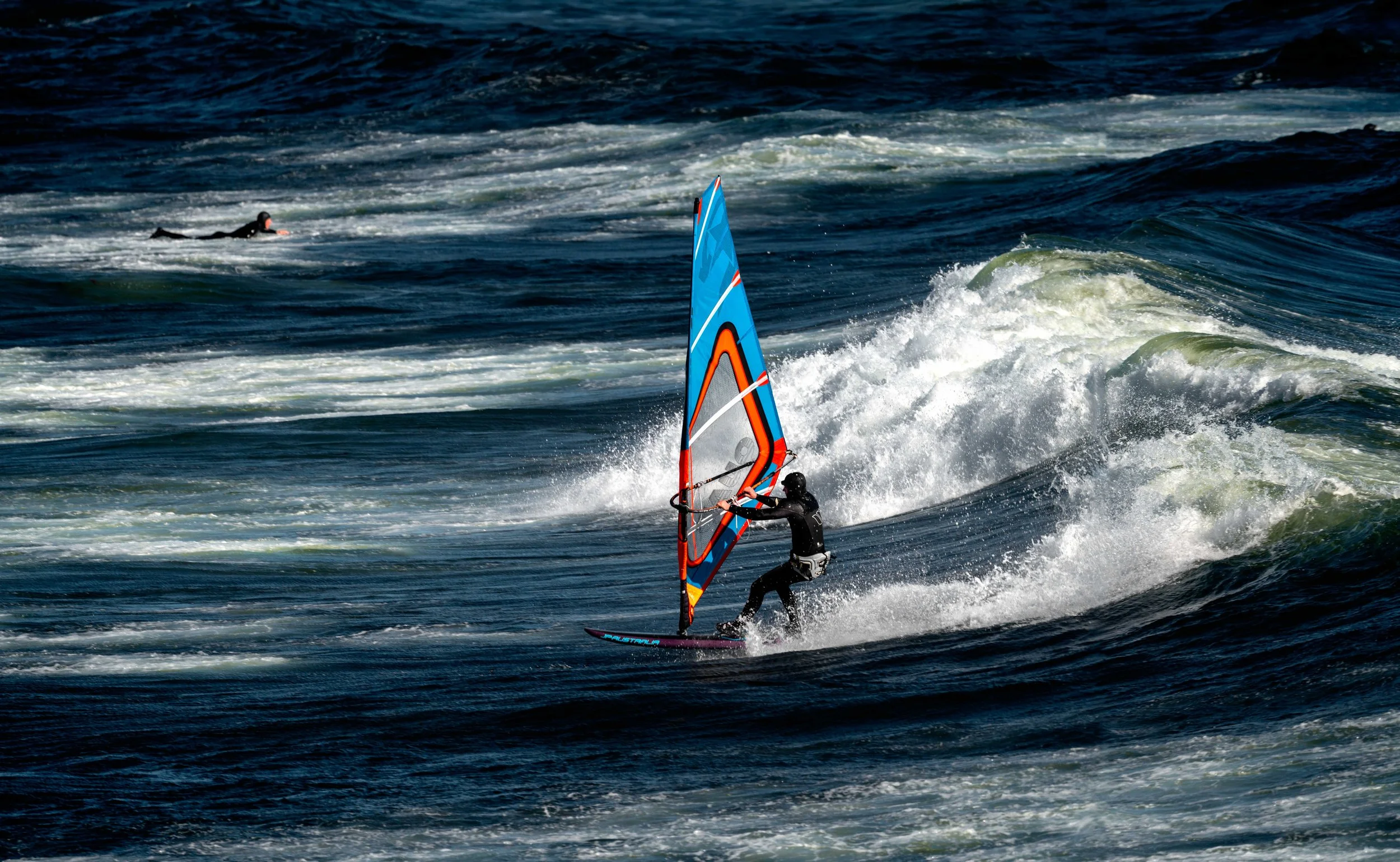 Dynamic windsurfing captured in strong coastal waves at Saltstein beach. A powerful moment of balance, motion, and energy in Scandinavian surf conditions.