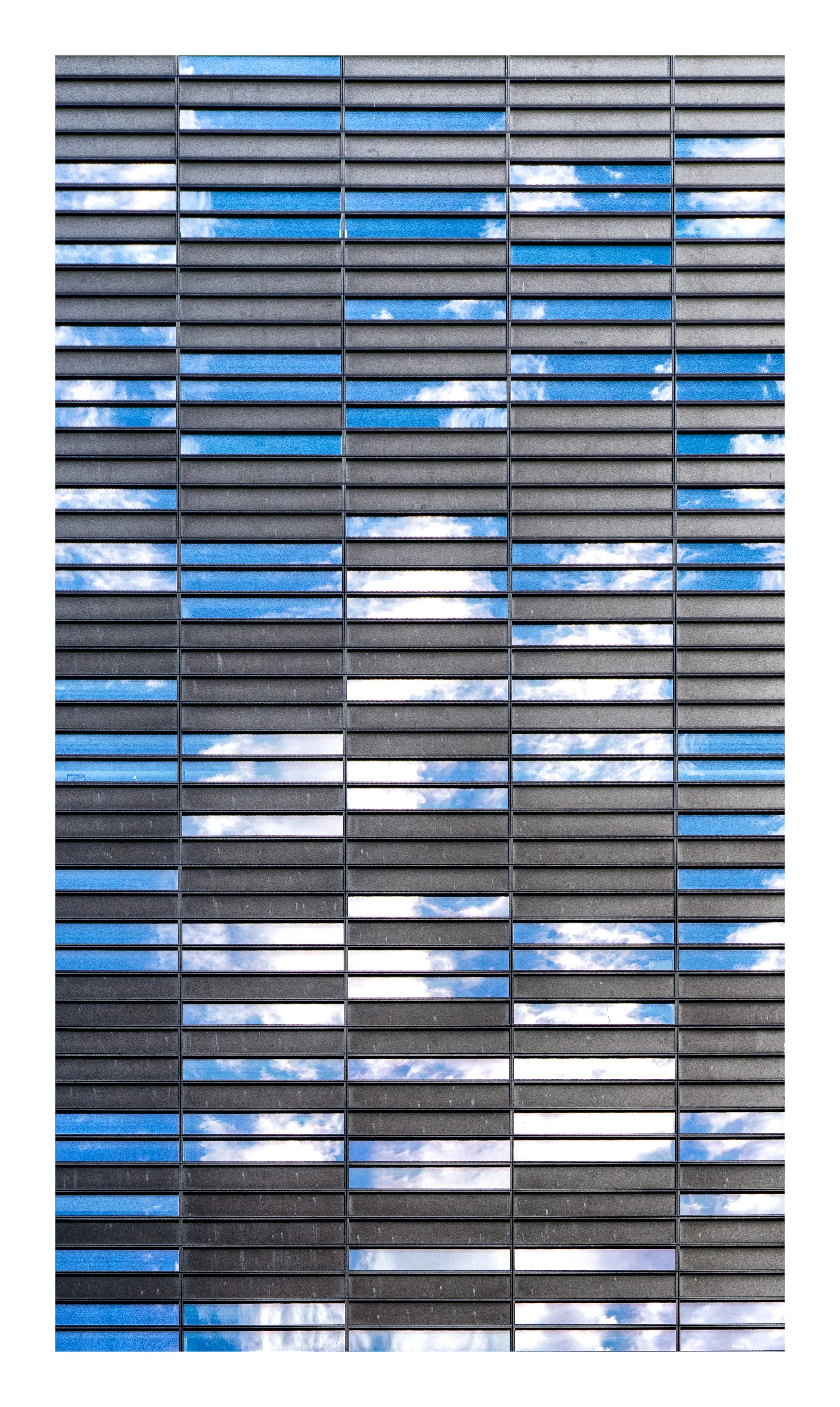 Reflection of a cloudy blue sky in the glass windows of a modern building. Barcode Oslo. Arkitektur foto.