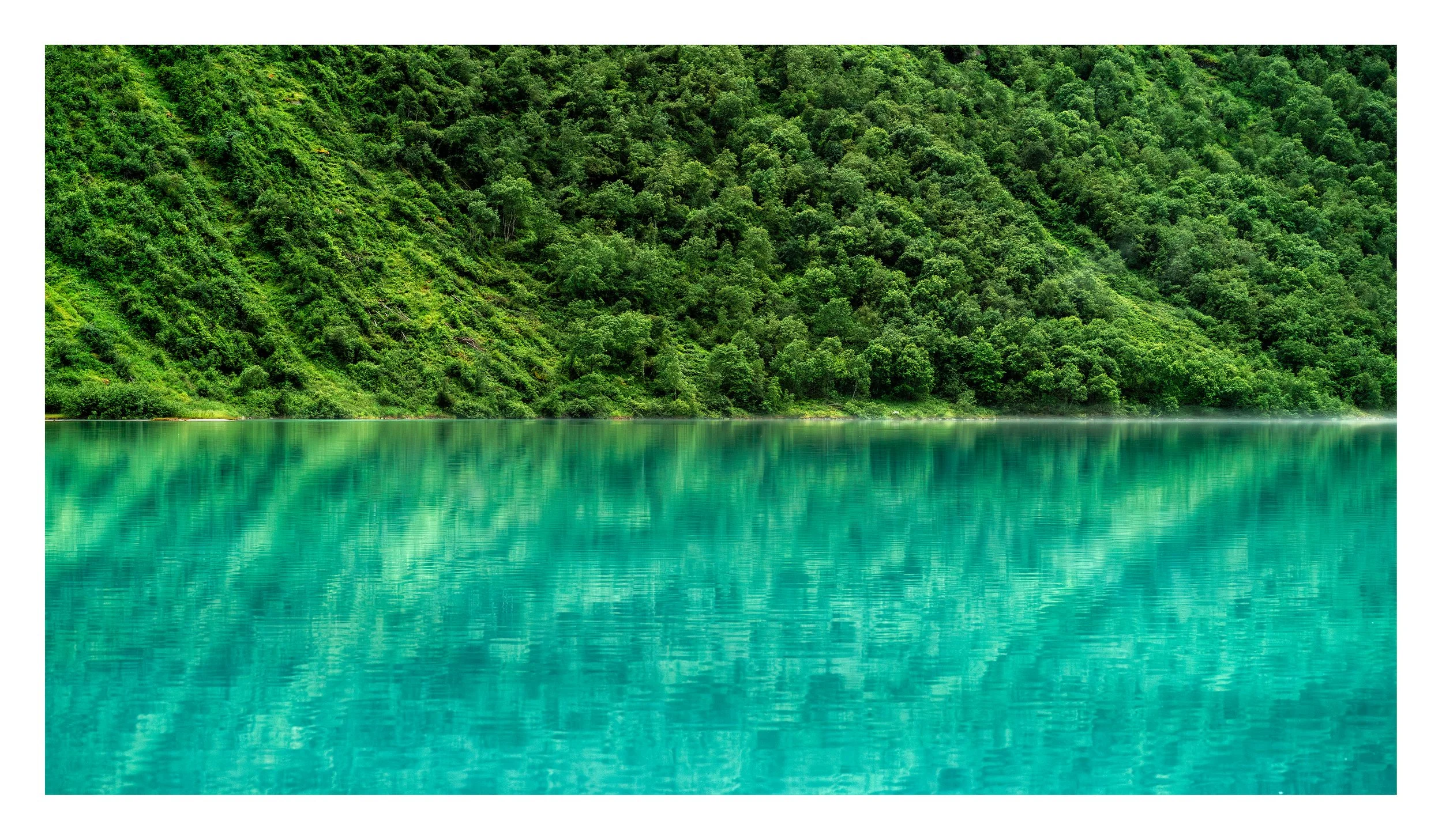 Emerald Reflection - Lovatnet_900x500_Hvitramme_RHP4011.jpg