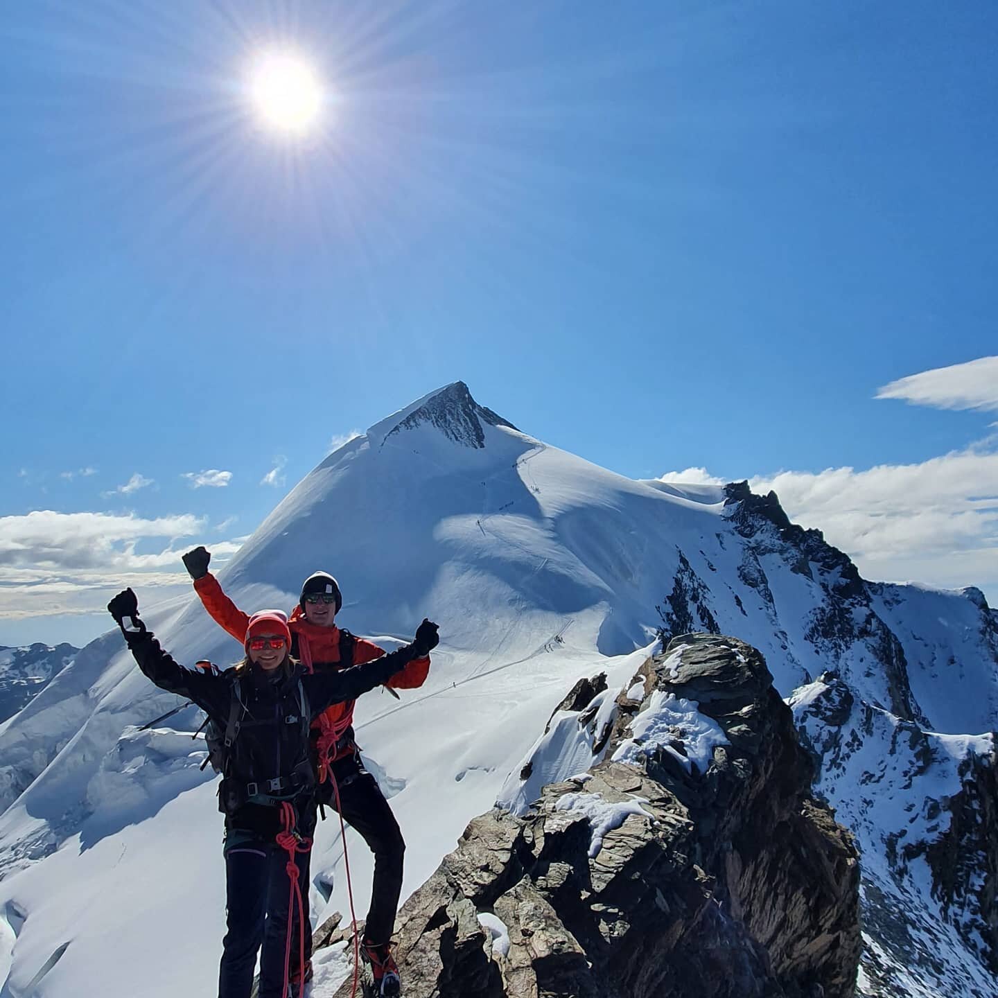 I'm not sure if these two were celebrating that we got lots of sun or the fact that we escaped the queue heading up the Allainhorn. It was busy up there today.🙄

Once we'd established ourselves onto the Feechopf, with only two other parties, we scra