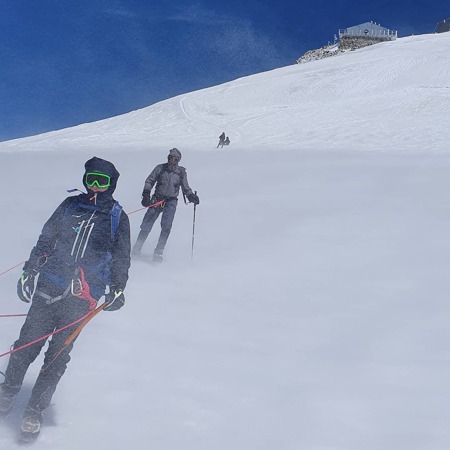 Our Mont Blanc week with 'Red' and 'Hof' kept us all on our toes in terms of finding the right weather window for the summit🤔. Whilst introducing them both to crampons and scrambling whilst we acclimatised, the window of opportunity looked promising