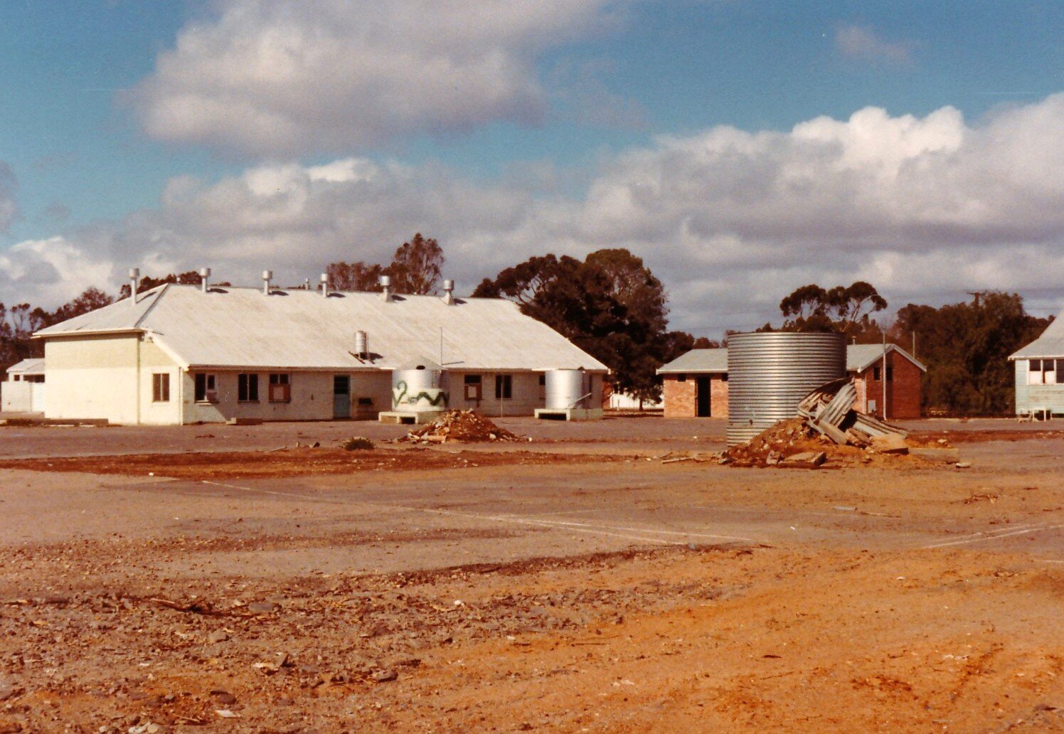  Leigh Creek Area School - September 1982 Removal of some transportable classrooms has already occurred opening up view of primary school classrooms across the quadrangle. Enid Blieschke Collection 