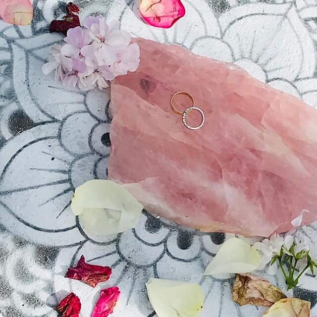Wedding rings symbolise the unbroken circle of love , placed on rose quartz, the stone of the heart, with its gentle pink essence, invoking compassion, peace , tenderness and comfort creating Divine loving energy 💓 for Ash and Steve @balancedbyashle