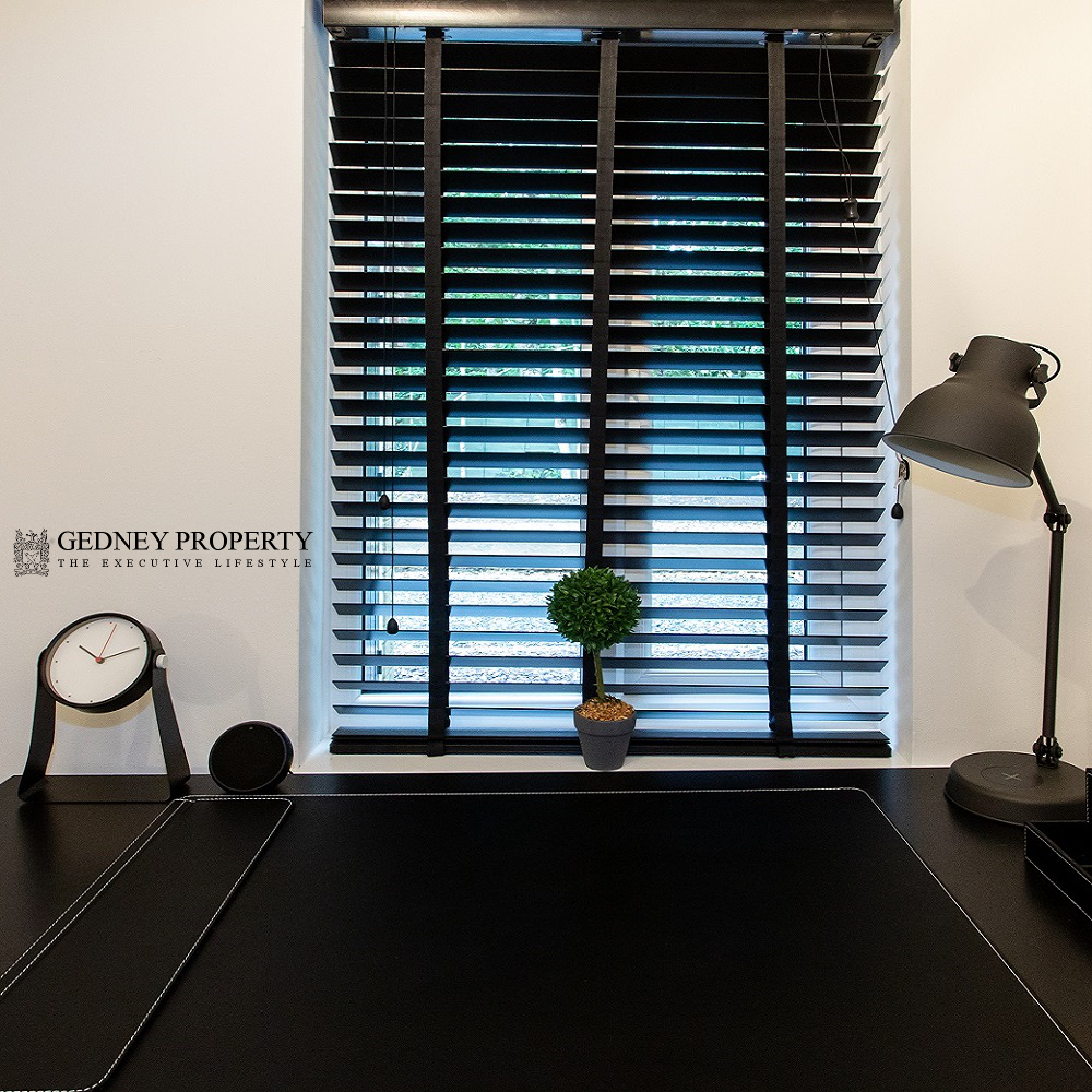 18_carters_walk_room_study_desk_1000_1000_v1.png