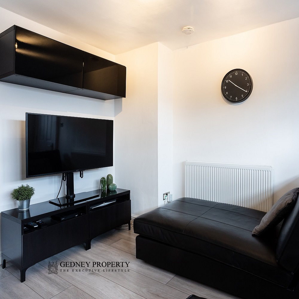 13_barrie_road_cinema_chaise_1000_1000_v1.png