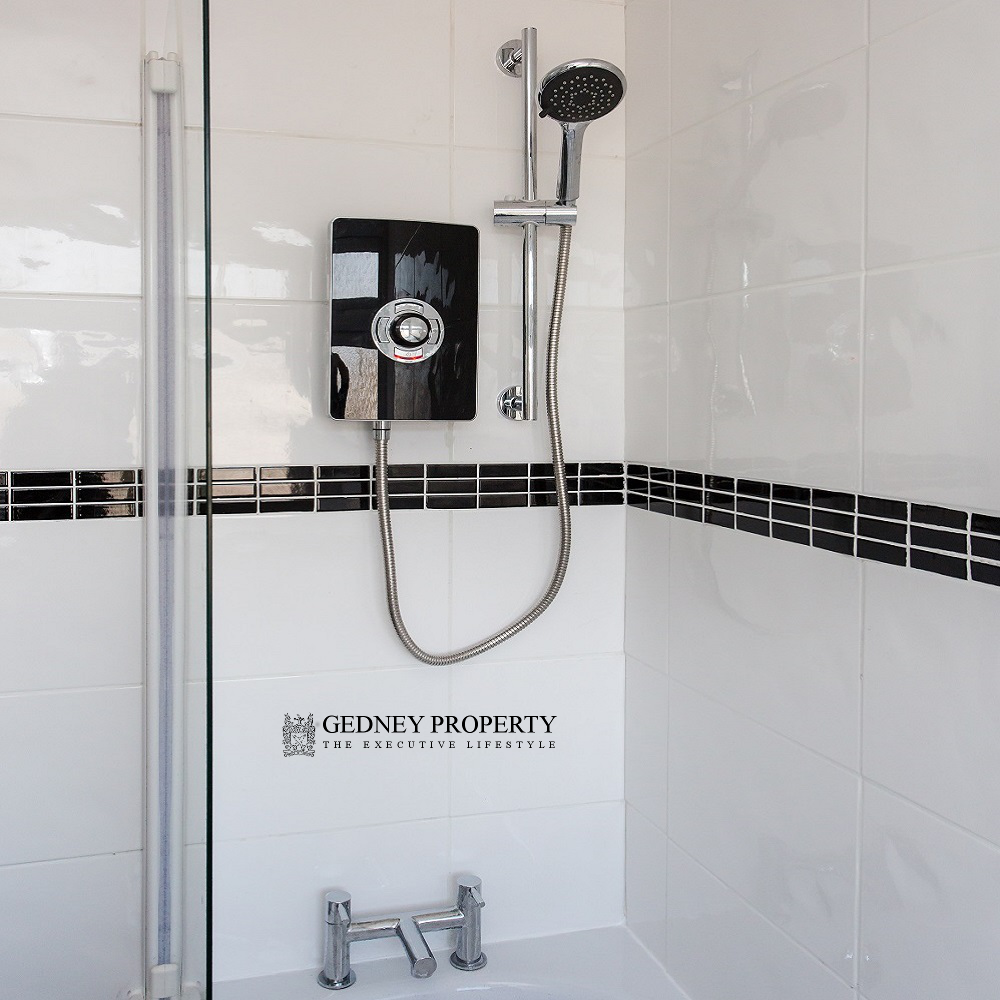 13_barrie_road_bathroom_shower_1000_1000_v1.png