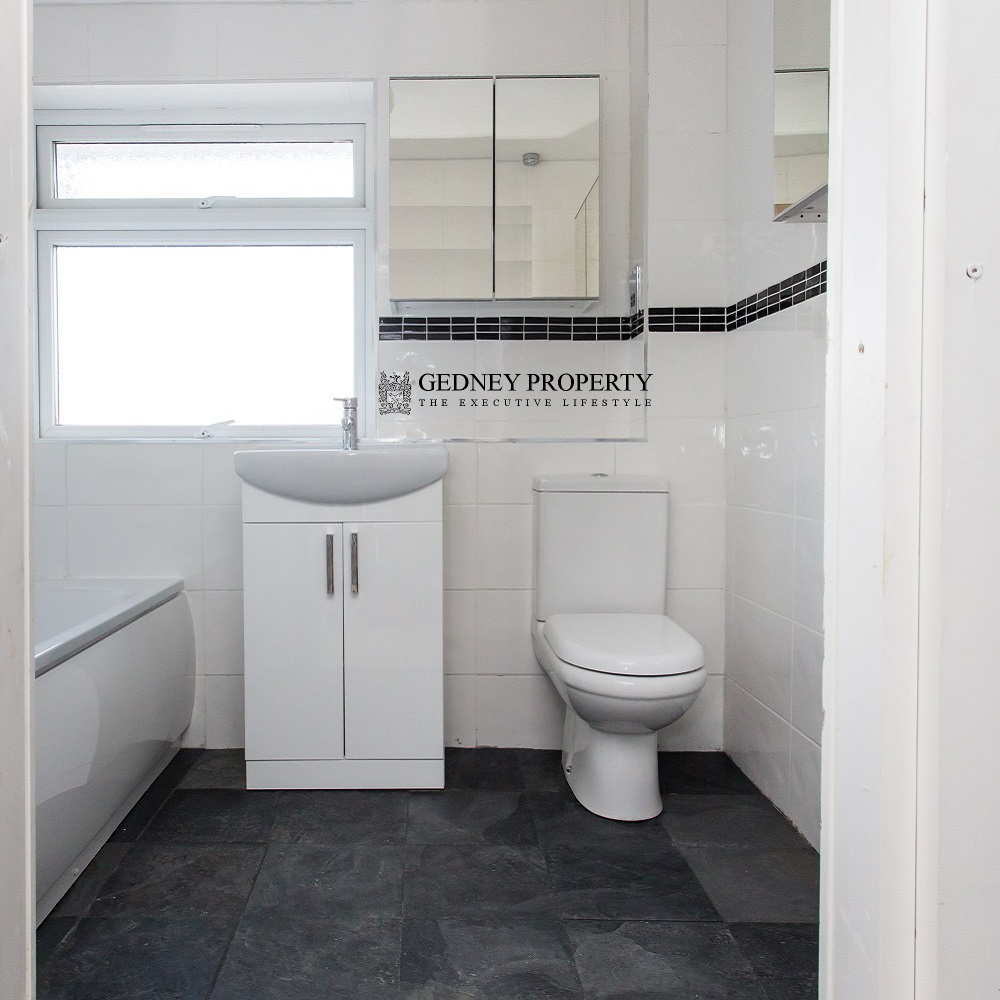 13_barrie_road_bathroom_bath_1000_1000_v1.png