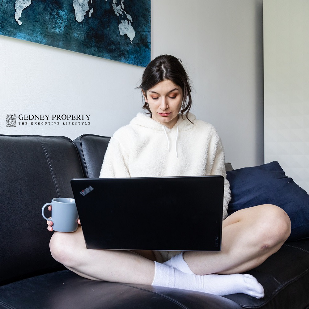 13_carters_walk_hoody_sofa_laptop_1000_1000_v1.png
