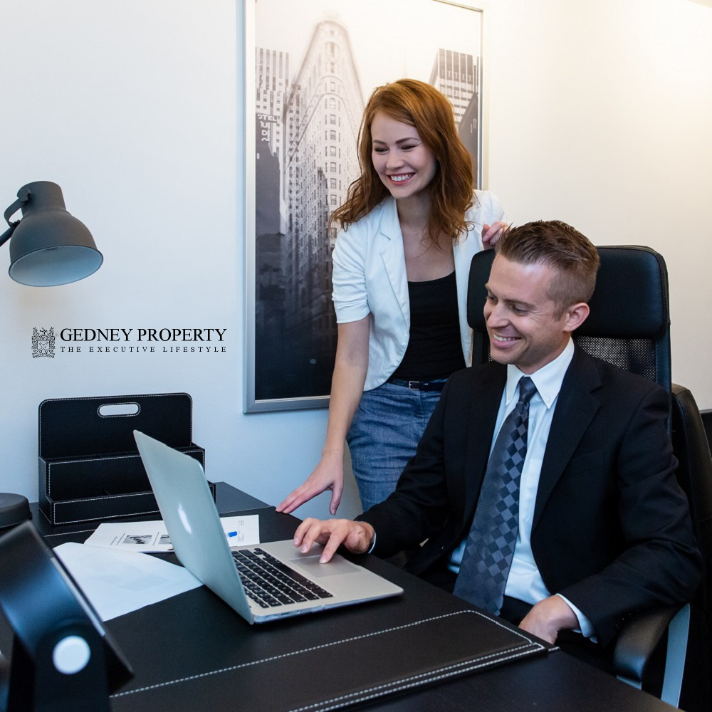 18_carters_walk_action_desk_meeting_smile_1000_1000_v1.png