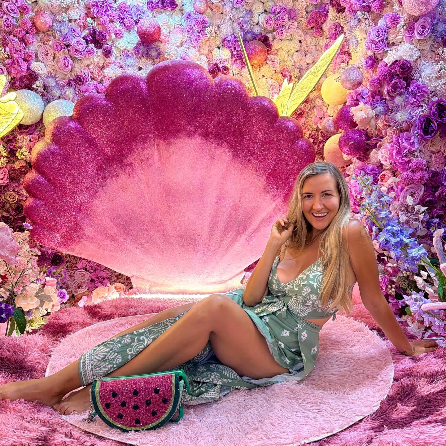 Just a few photos from the past few days in Phuket, Thailand! Thank you so so much 🙏🏼💞🍉 to every fruity cutie supporting me and sharing this journey with me to find the very best place in the world for a raw vegan to live! 

Ps- It&rsquo;s 30 min