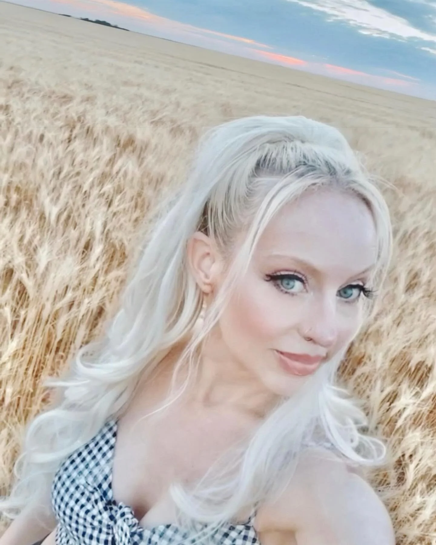 Happy Thanksgiving Weekend! ❤️🍁Very happy for all the years of harvest memories! Missing the smell of harvest and the sound of combines running till midnight. This was one of the last selfies pictures I took at the farm 🚜

#harvest #fields #saskatc