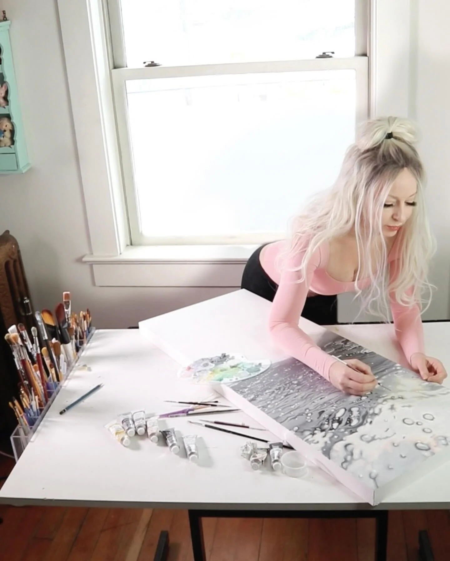 Working on the underwater details, in the background, of a series of new paintings for a solo show @cspace.mardaloop in April. Kind of looks a bit abstract right now, don&rsquo;t know if you can picture it 🤷🏼&zwj;♀️
☆
☆
☆
#painting #oilpainting #ar