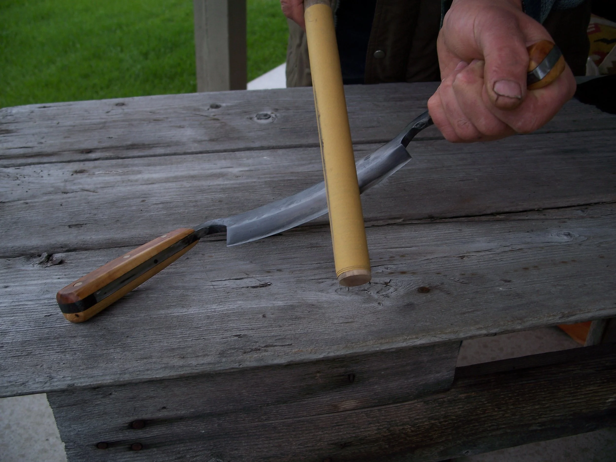 Curved blade saddling the log curve.