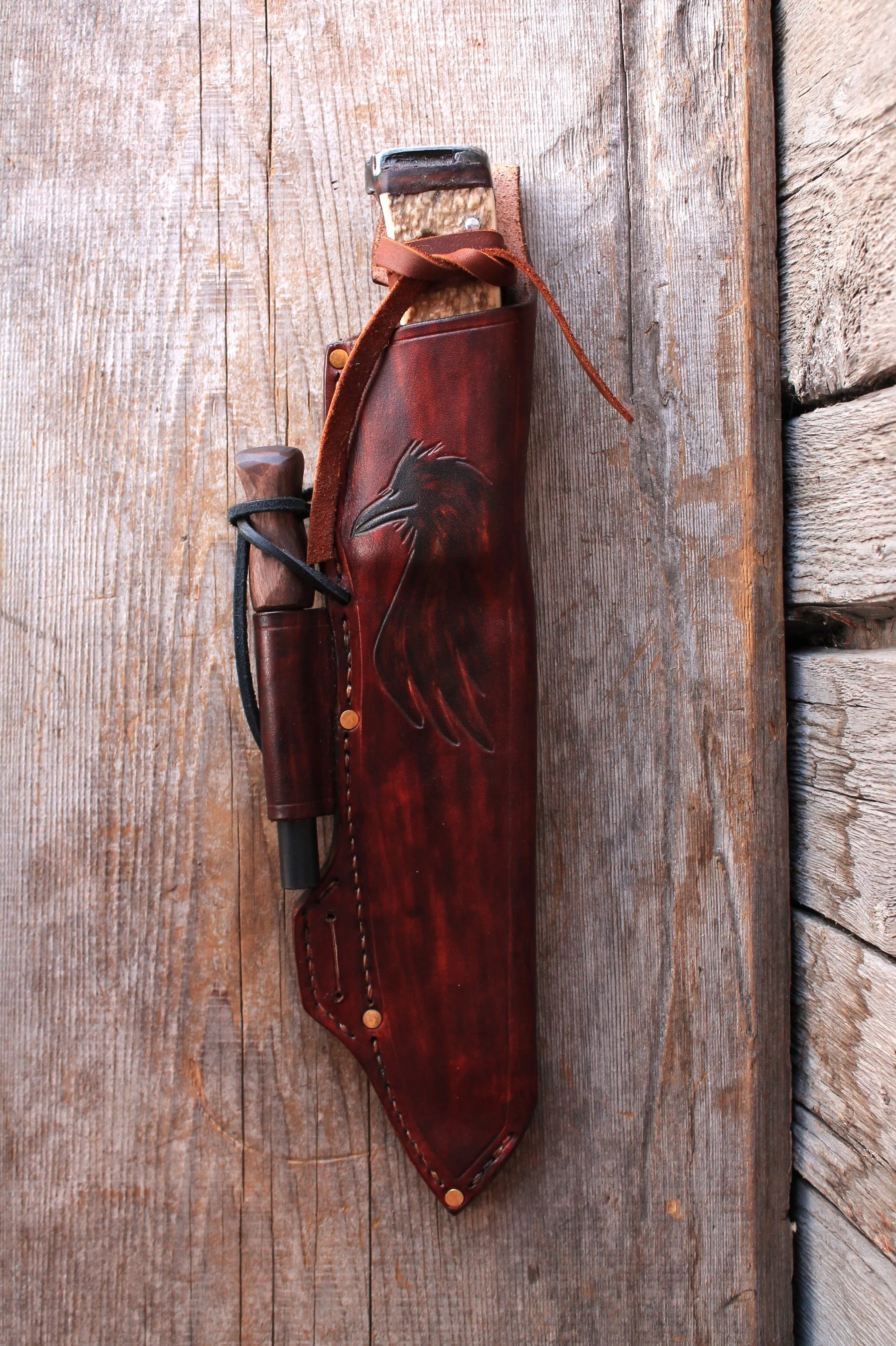 A picture of the Mt. Caribou survival knife being reviewed