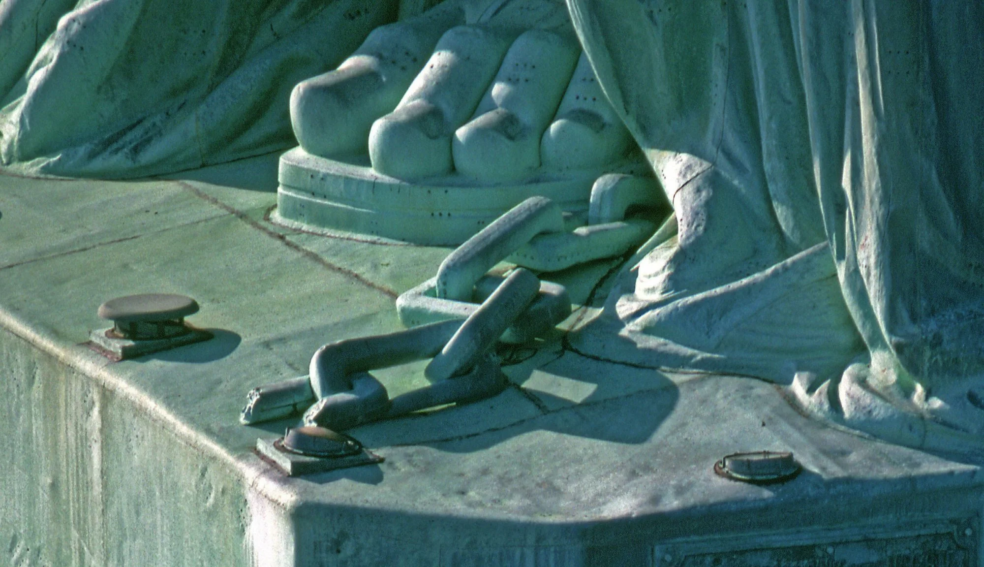 statueoflibertyfoot.jpg