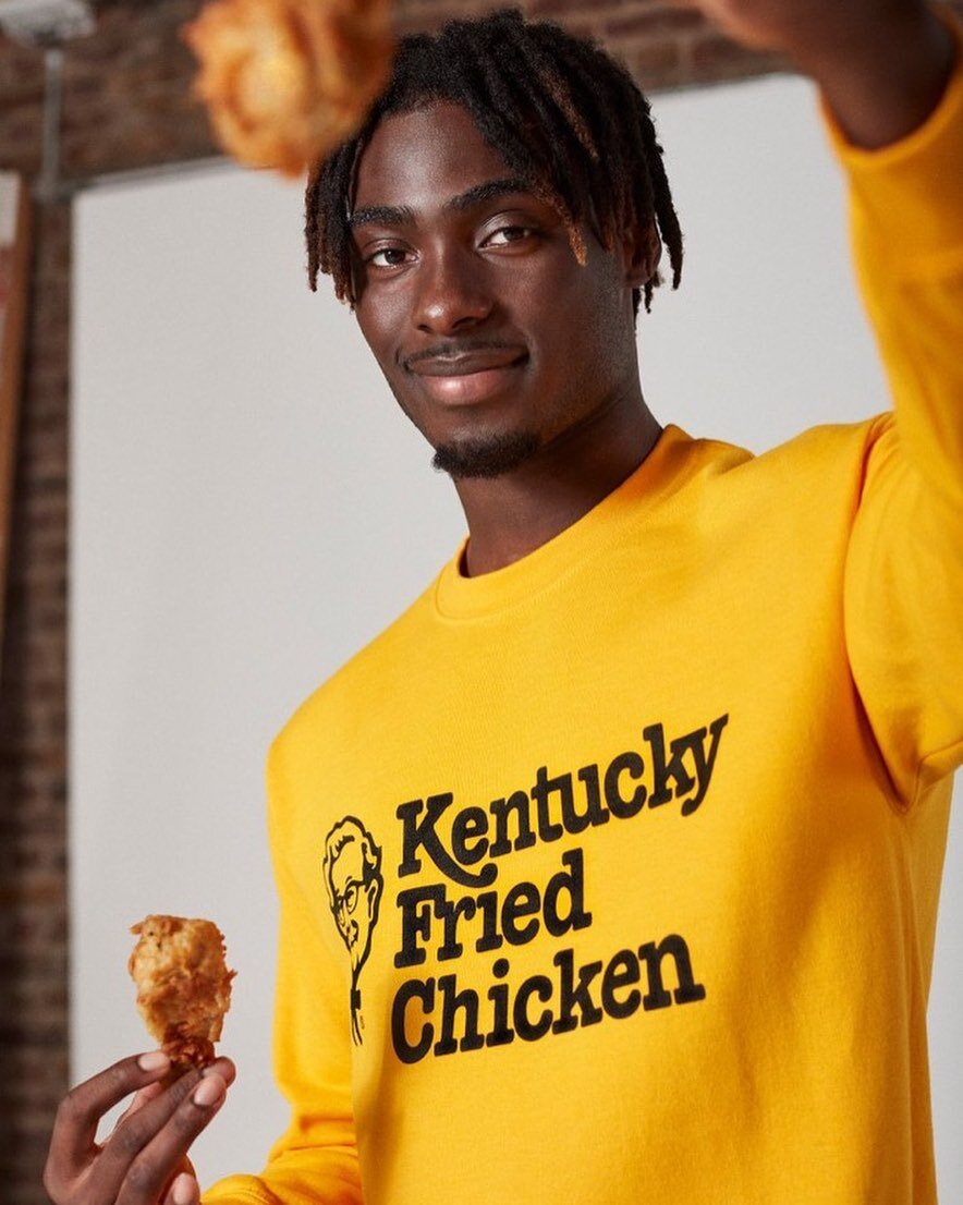 Throwback to this KFC sweater still available on kfcshop.co.uk
.
.
.
#kfc #kfcmerch #sweater #gold #fashion #merch