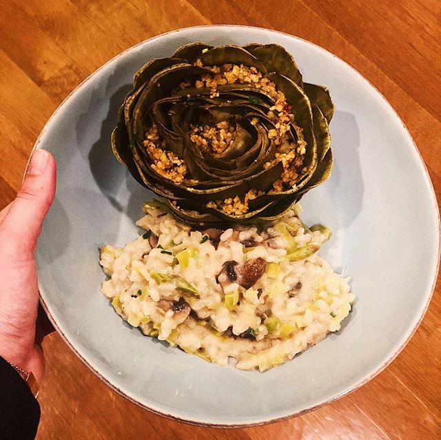 Who&rsquo;s watching GOT!? Mushroom asparagus risotto and artichokes with garlic bread crumbs and lemon aioli 🍋 🍝 .
.
#happysunday #got #winteriscoming #gameofthrones #risotto #pastanight #pastalover #tastybones #homemade #mushroomrisotto #veggieri