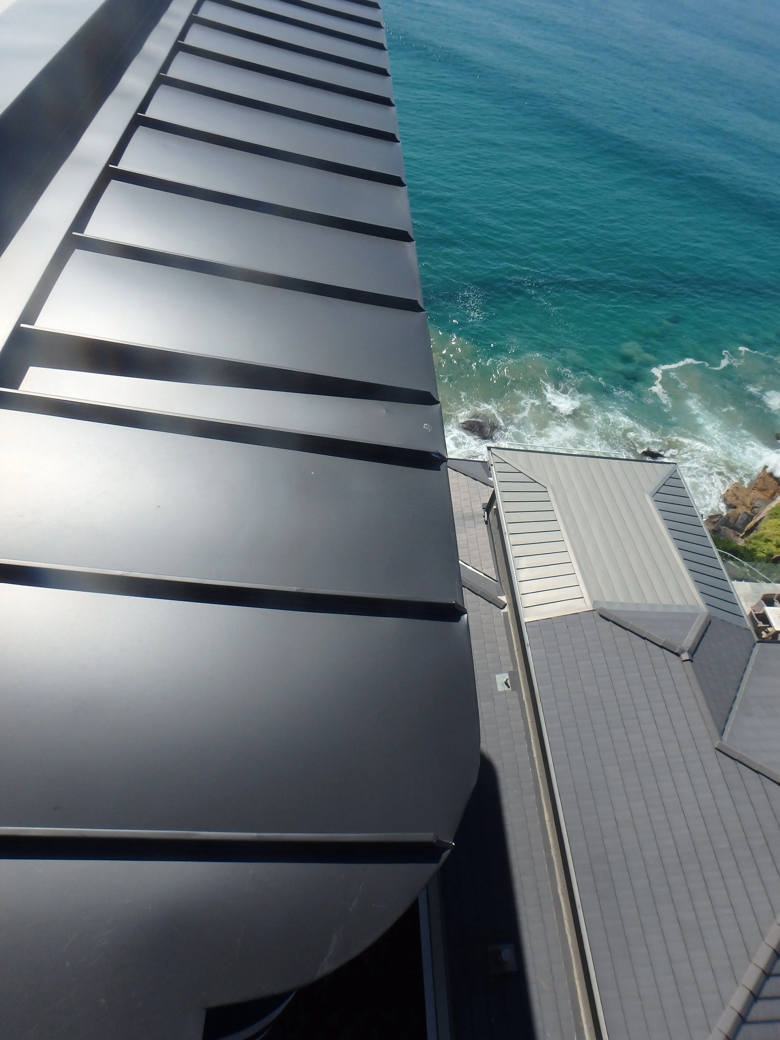 Standing seam roof vm zinc quartz and ebony