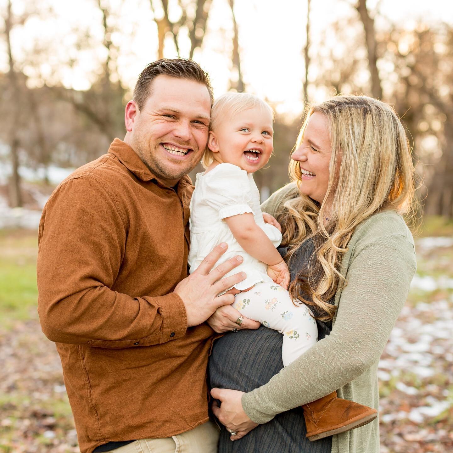 I&rsquo;m so happy we had a beautiful clear day after the snowstorm and I was able to get some maternity photos for this mama before baby #2 comes! We had originally planned to shoot these earlier in the year, and then had to reschedule twice due to 