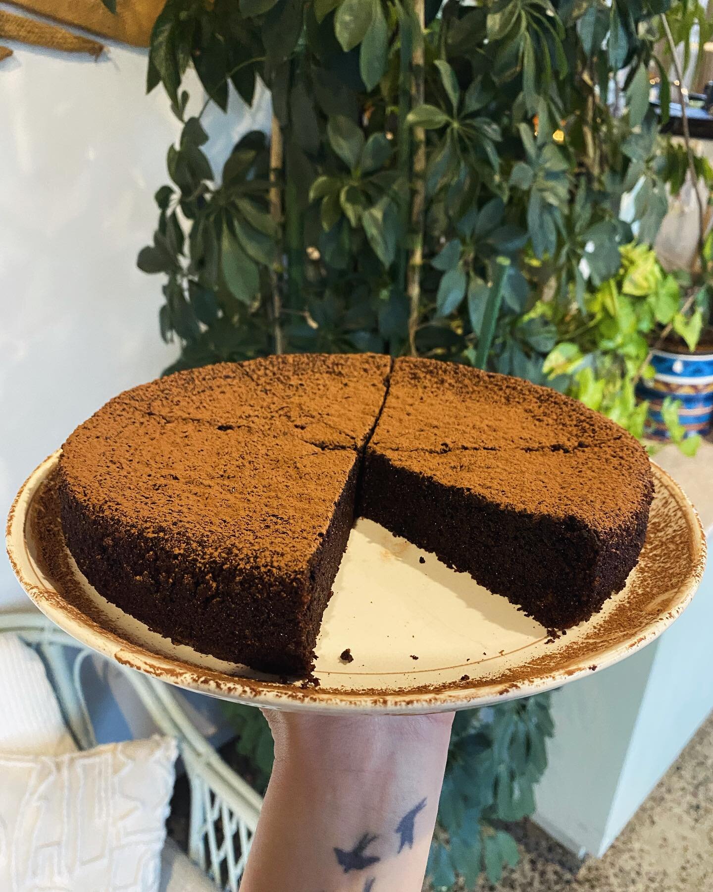 Another day, another cake! Today we have Chocolate Olive Oil Cake. Shes Gluten free, dairy free and absolutely delicious 🍫🍰