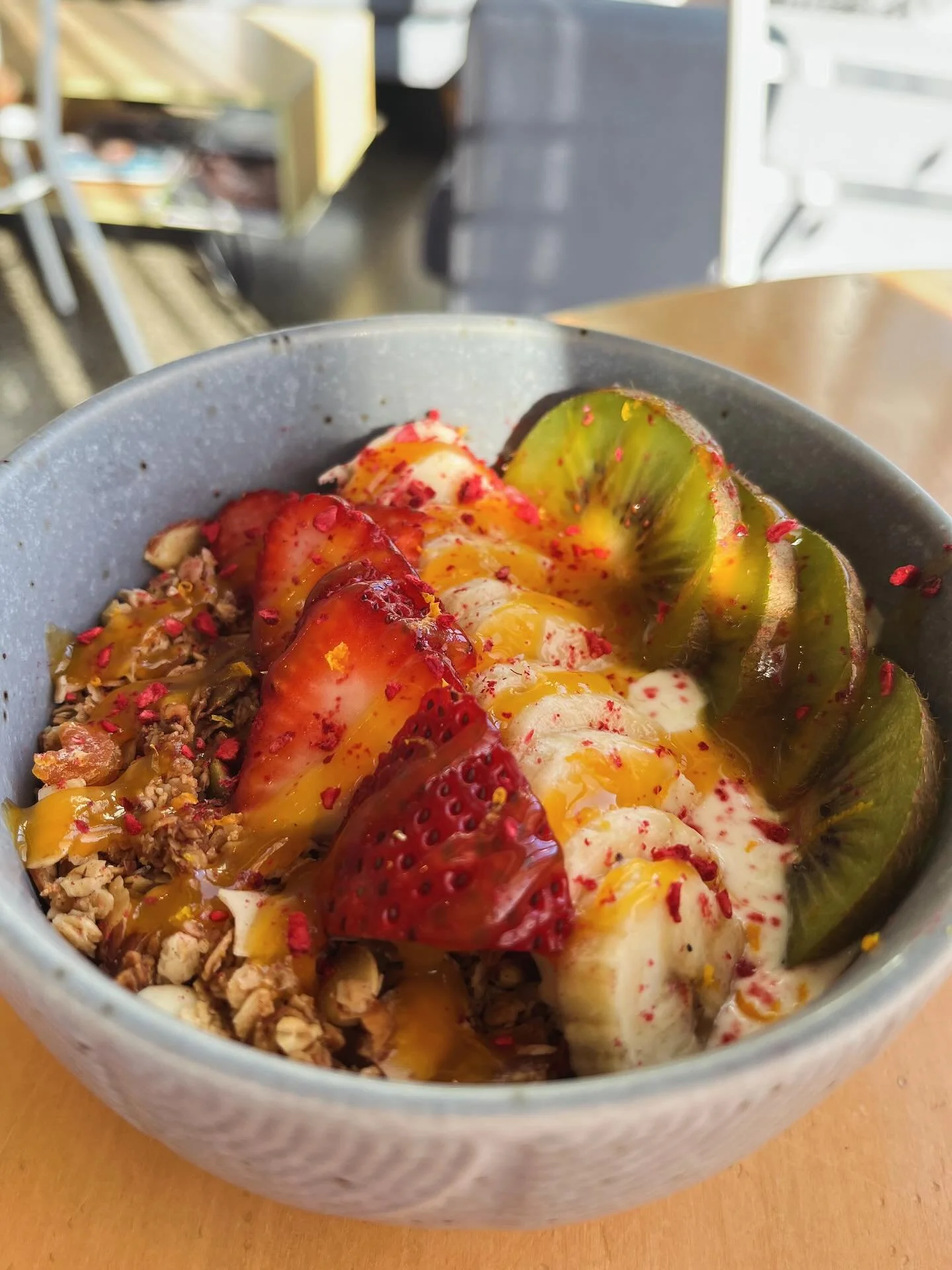 🍓House made granola, served with yoghurt, fresh seasonal fruit &amp; mango drizzle 🍓