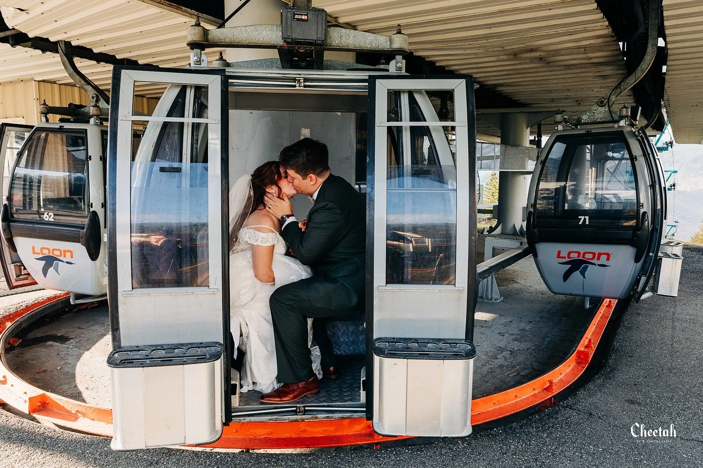 Such a fun shot of the Bride & Groom on a Gondola at Loon Mountain🖤
#cheetahdjphotography
#salemmaweddingphotographer 
#salemmaweddingdj
#massachusettsweddingphotographer 
#massachusettsweddingdj 
#salemma
#salemmassachusetts 
#weloveweddings