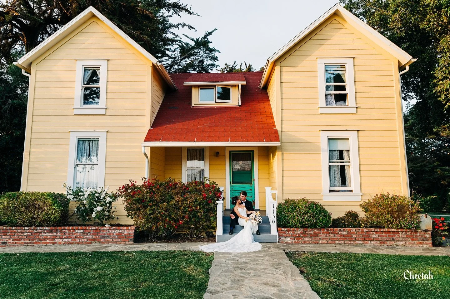 The Cutest Yellow Farm House🖤
#cheetahdjphotography
#salemmaweddingphotographer 
#salemmaweddingdj
#massachusettsweddingphotographer 
#massachusettsweddingdj 
#salemma
#salemmassachusetts 
#weloveweddings