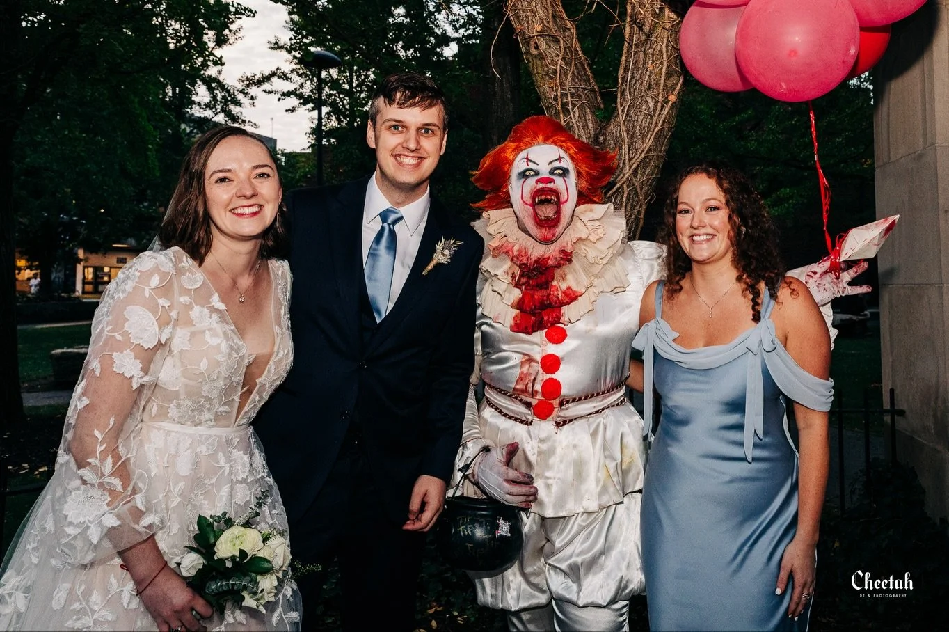 Before the ceremony the Brides sister was telling that the buskers scare her. She mentioned being scared of Pennywise and on our way to the reception we actually ran into Pennywise, so we snapped a few pictures with him🖤 

#cheetahdjphotography
#sal