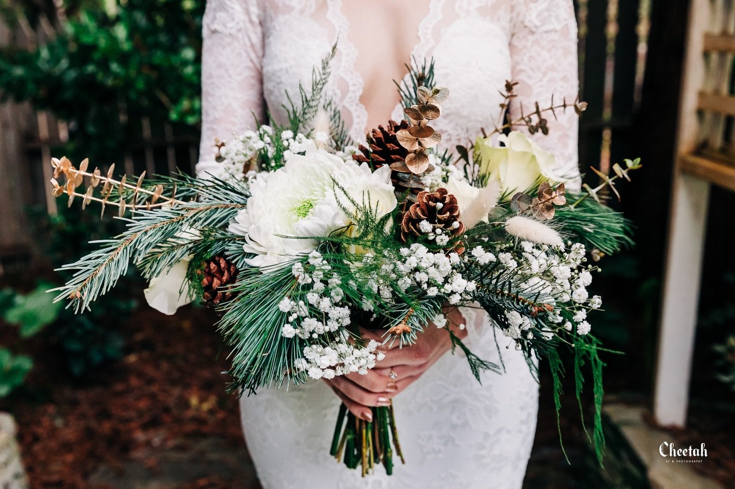 Winter Bouquet🖤
#cheetahdjphotography
#salemmaweddingphotographer 
#salemmaweddingdj
#massachusettsweddingphotographer 
#massachusettsweddingdj 
#salemma
#salemmassachusetts 
#weloveweddings