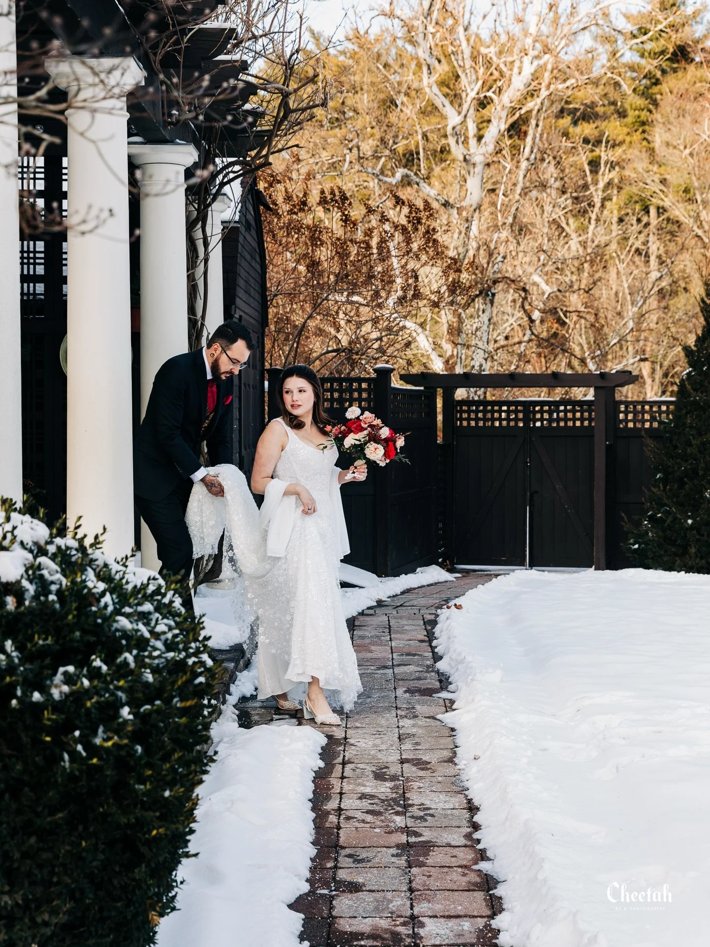 Took a Cute Candid shot of the Bride &amp; Groom as we walk to our next photo location🖤

#cheetahdjphotography
#salemmaweddingphotographer 
#salemmaweddingdj
#massachusettsweddingphotographer 
#massachusettsweddingdj