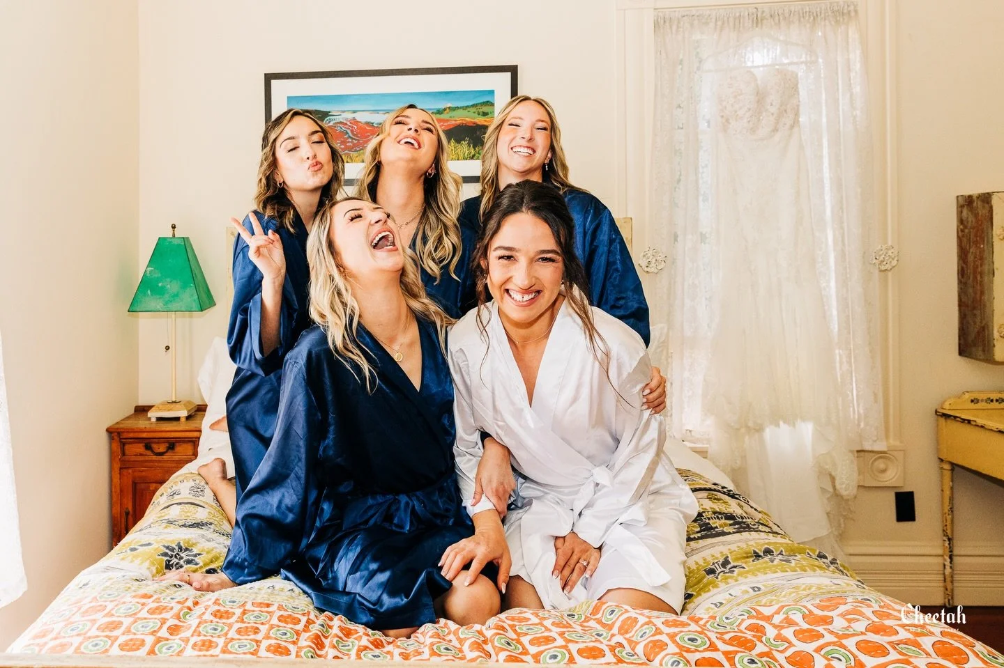 Getting ready with the Bridesmaids🖤

#cheetahdjphotography
#salemmaweddingphotographer 
#salemmaweddingdj
#massachusettsweddingphotographer 
#massachusettsweddingdj