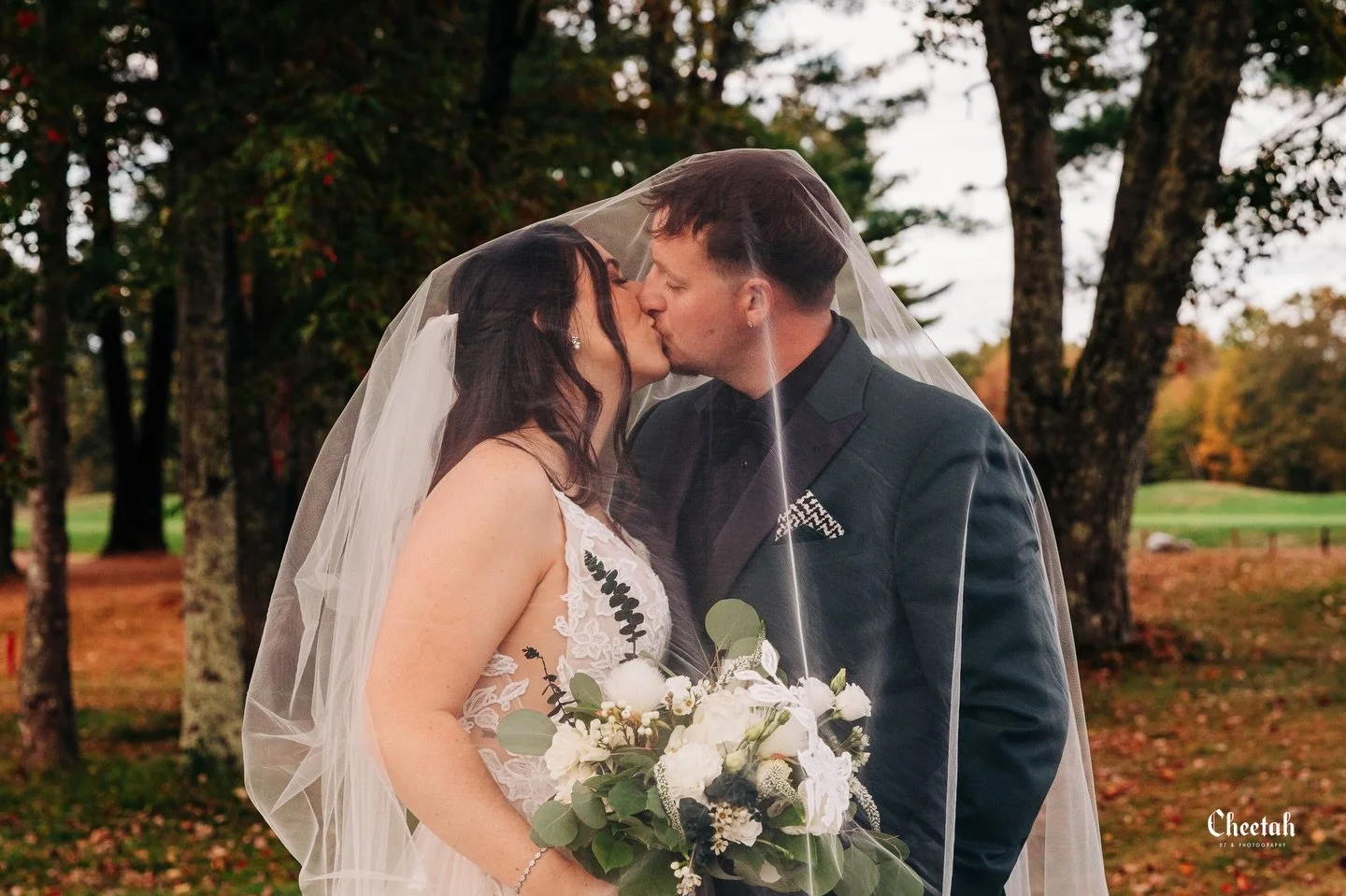 A kiss under the Bride's Veil🖤
#cheetahdjphotography
#salemmaweddingphotographer 
#salemmaweddingdj
#massachusettsweddingphotographer 
#massachusettsweddingdj