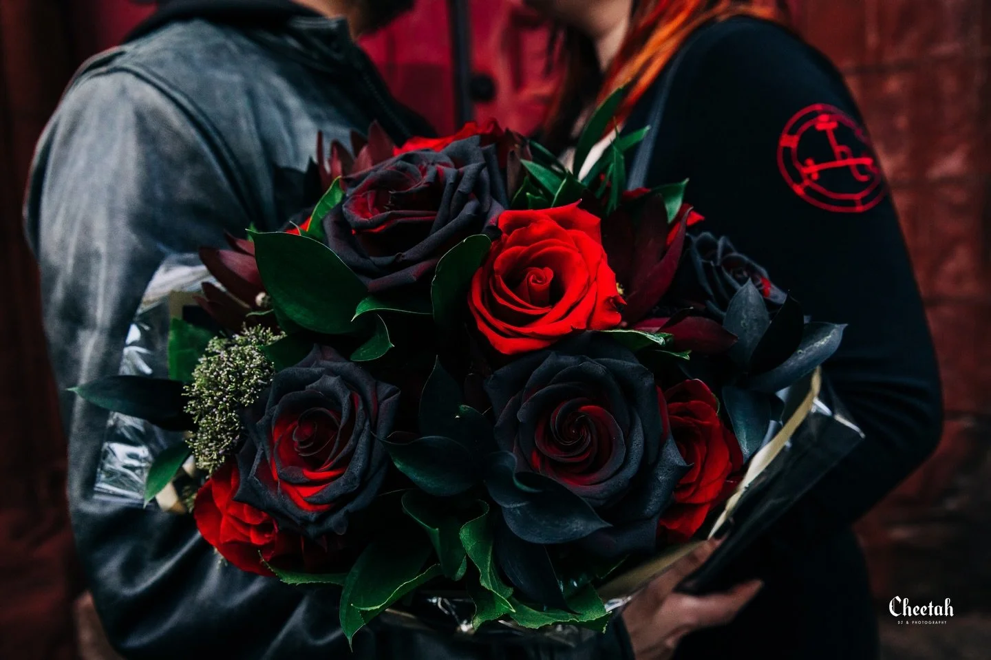 Obsessed with this bouquet🖤🥀

#cheetahdjphotography
#salemmaweddingphotographer 
#salemmaweddingdj
#massachusettsweddingphotographer 
#massachusettsweddingdj
