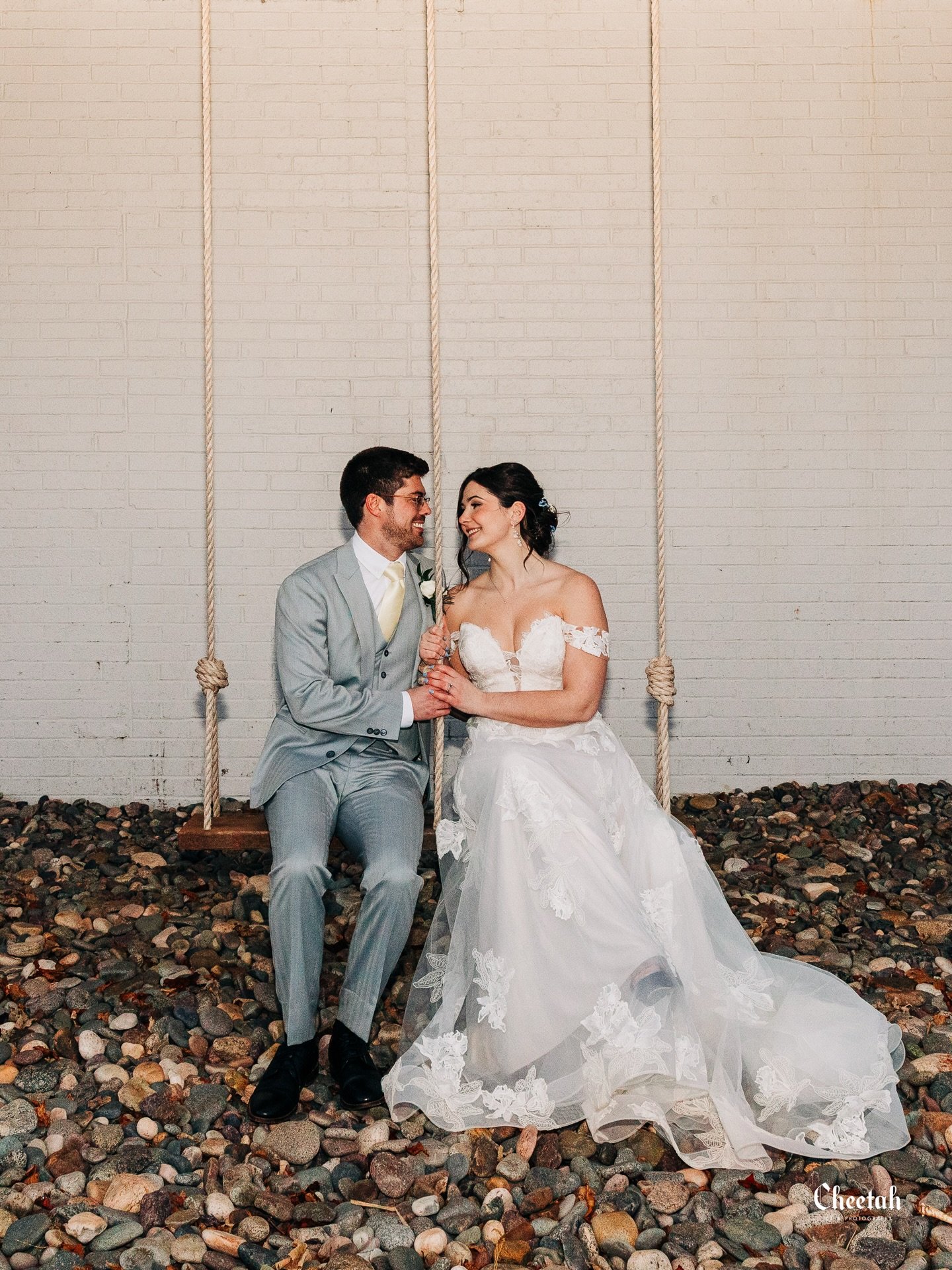The couple's Swing at The OceanView of Nahant is so Cute🖤

#cheetahdjphotography
#salemmaweddingphotographer 
#salemmaweddingdj
#massachusettsweddingphotographer 
#massachusettsweddingdj