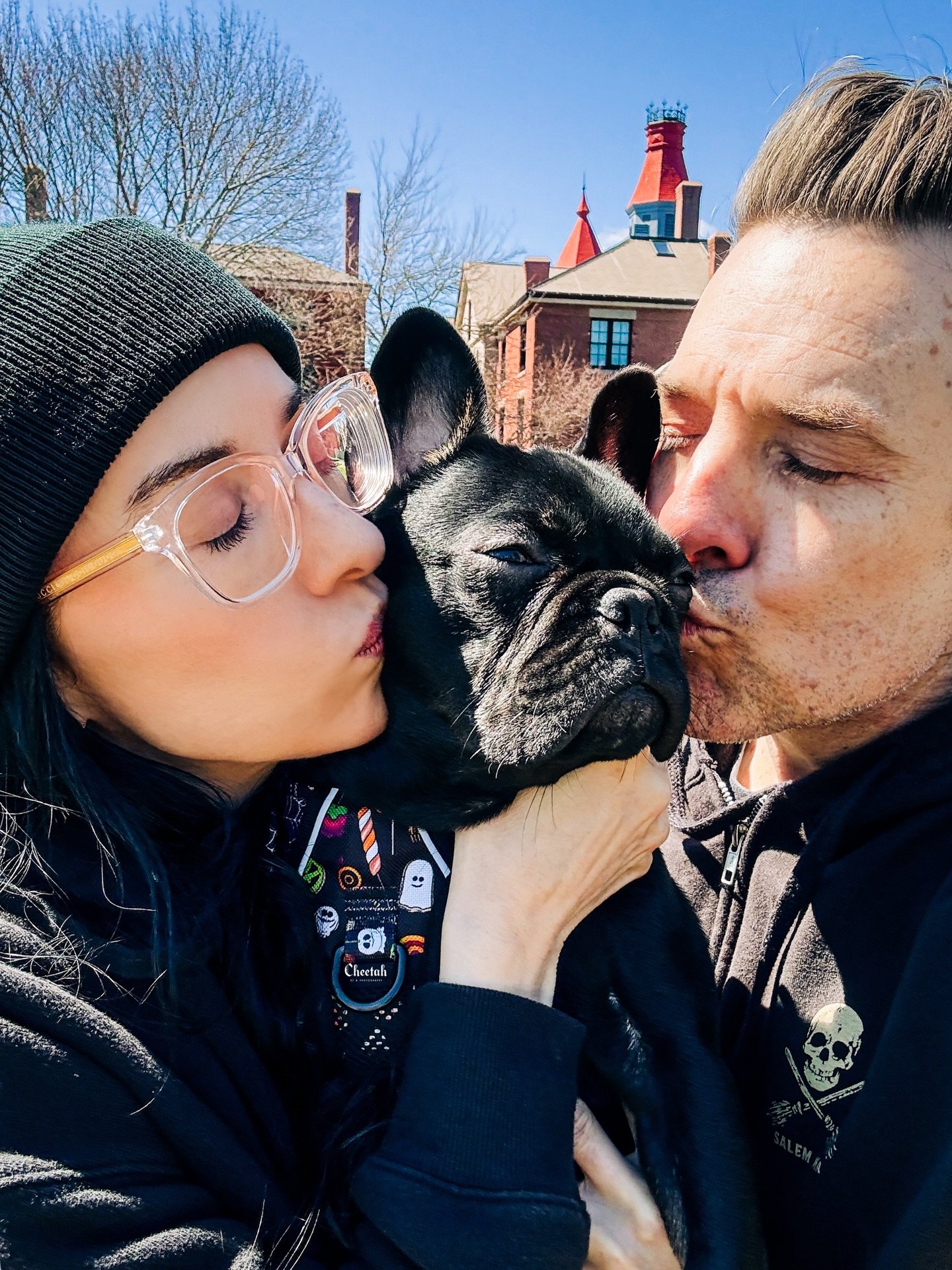 Frenchie Kisses🖤🐾

#cheetahdjphotography
#salemma
#salemmassachusetts 
#frenchbulldoglove 
#frenchbulldogsofinstagram