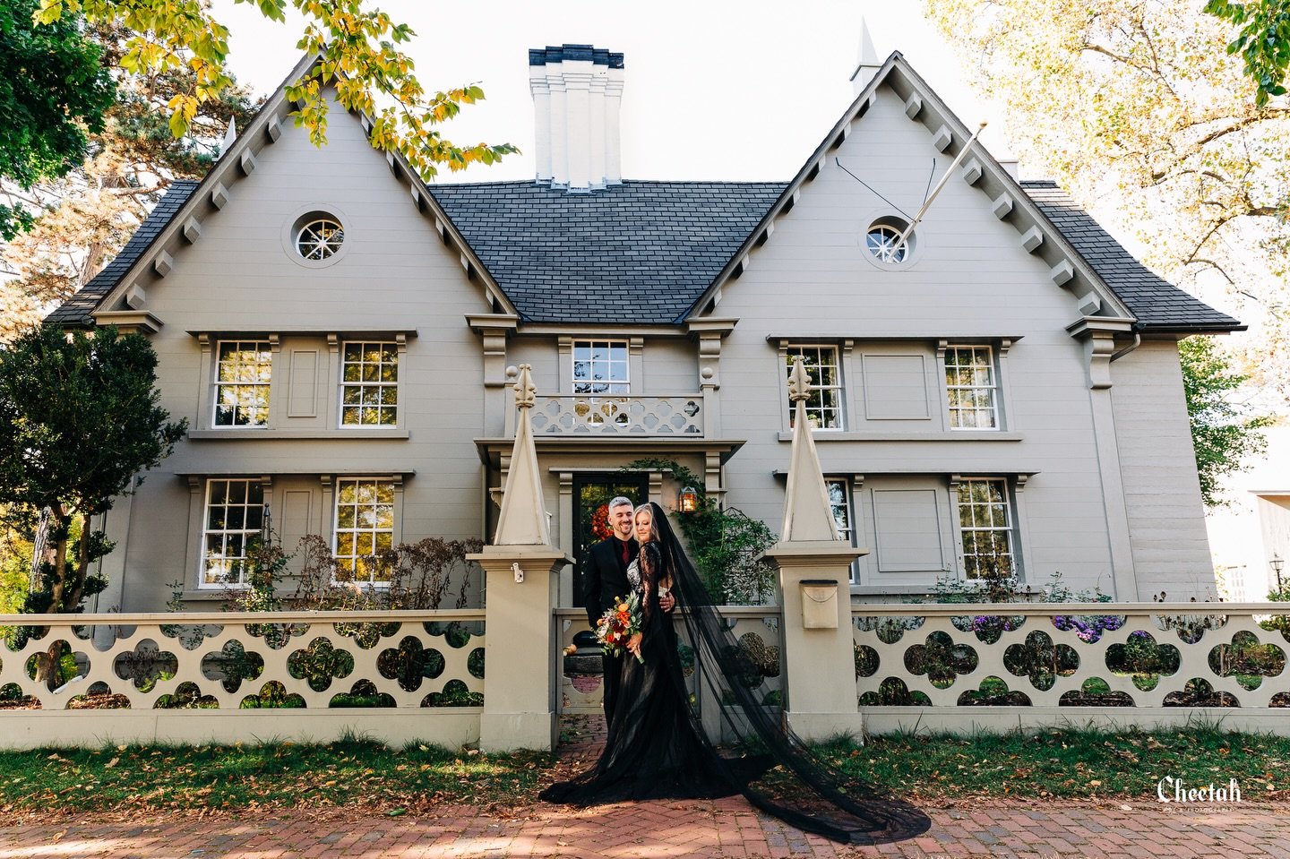 Photos in Front of The Pickering House is the perfect way to capture Salem's Historic Charm🖤

#cheetahdjphotography
#salemma
#salemmassachusetts 
#salemmass 
#witchcity
